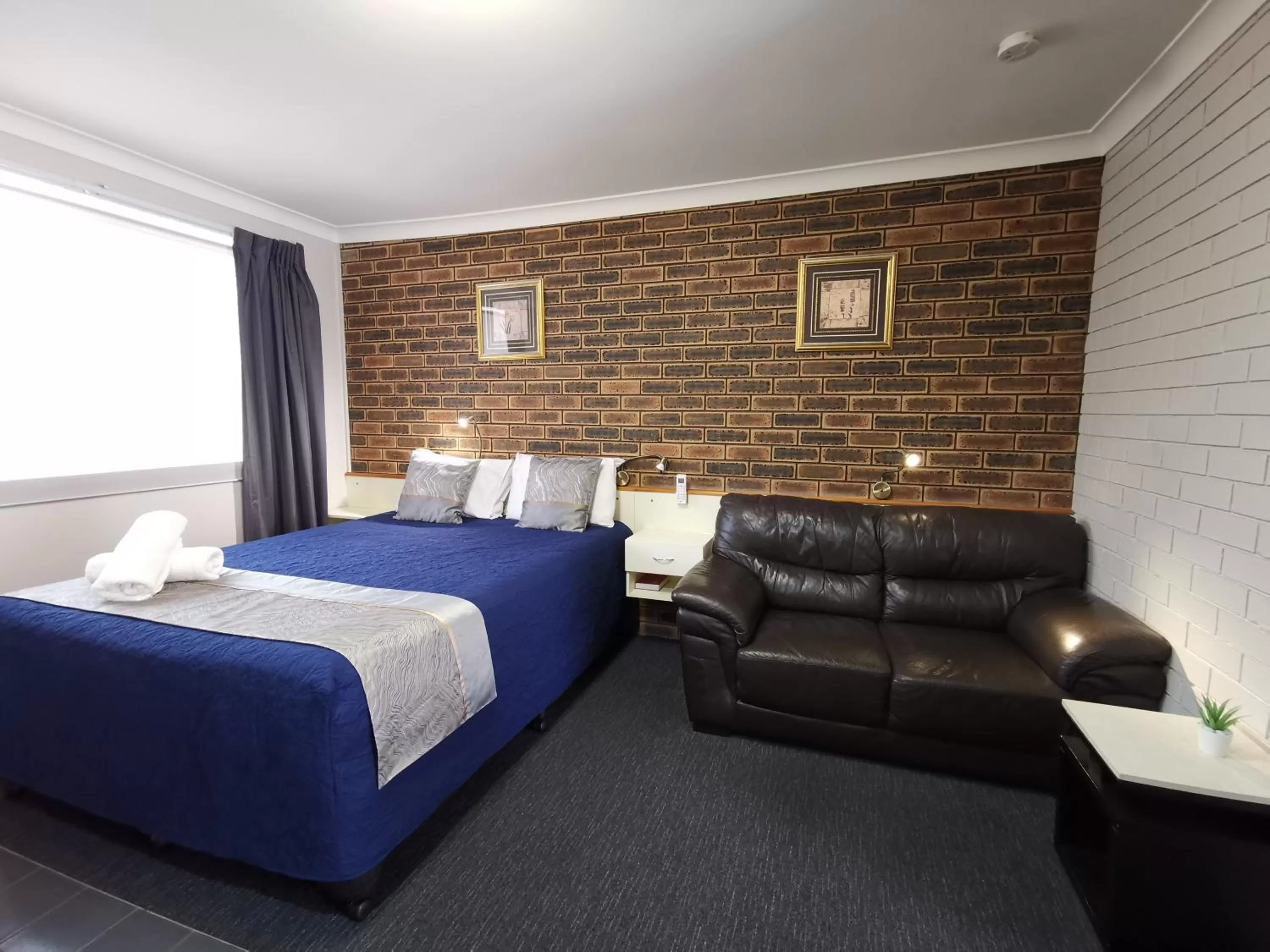 Living room, Bed in Leichhardt Motor Inn