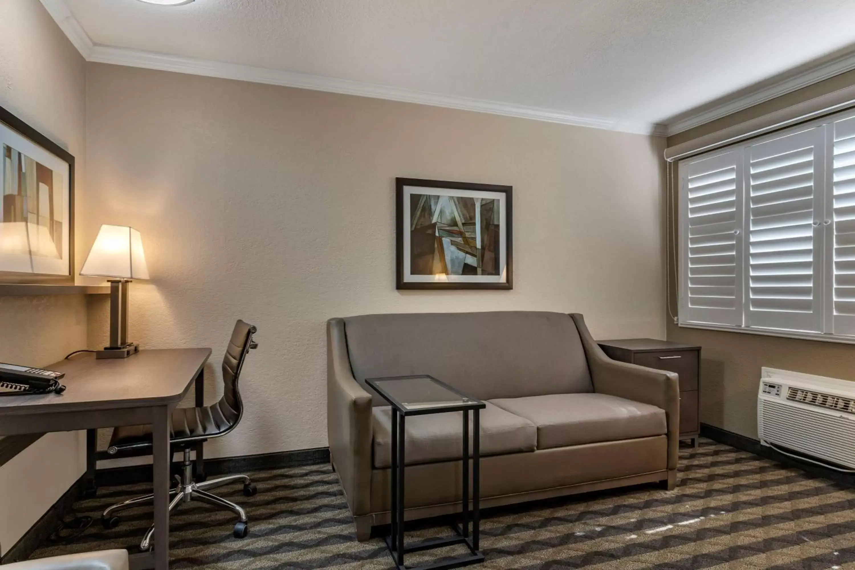 Bedroom, Seating Area in Best Western Silicon Valley Inn