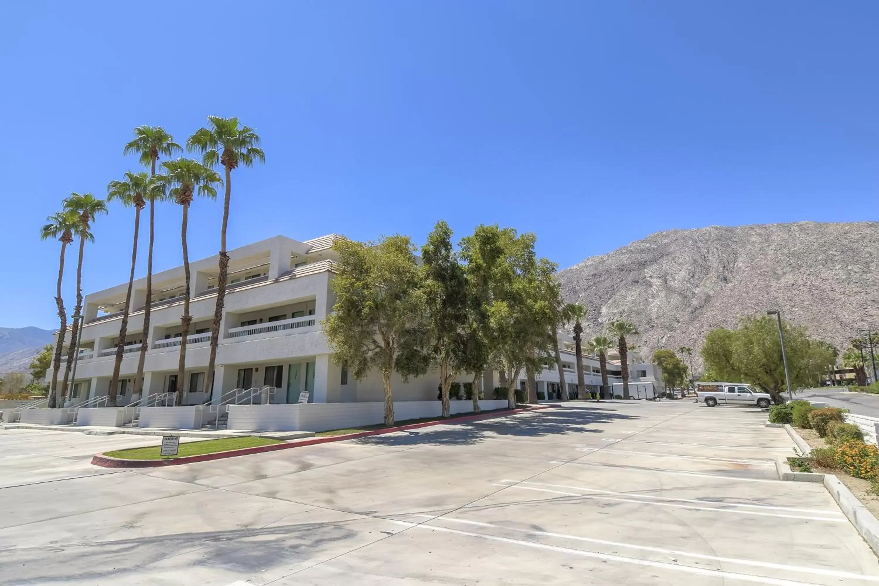 Facade/entrance, Property Building in Motel 6-Palm Springs, CA - Downtown