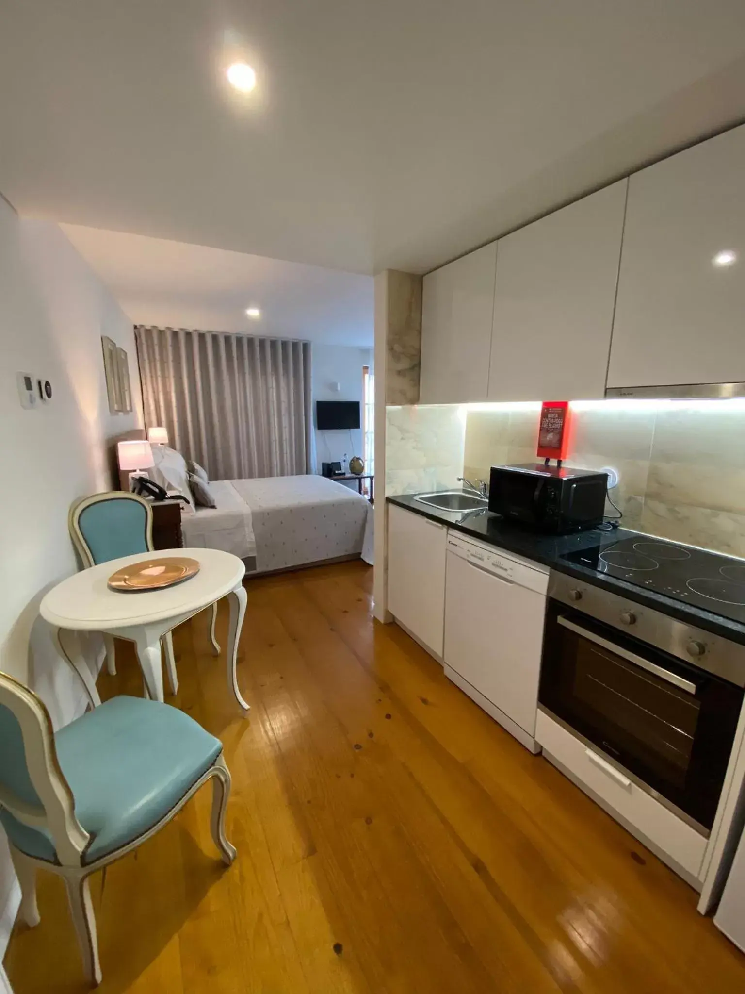 Bed, Kitchen/Kitchenette in TM Luxury Apartments Lisbon