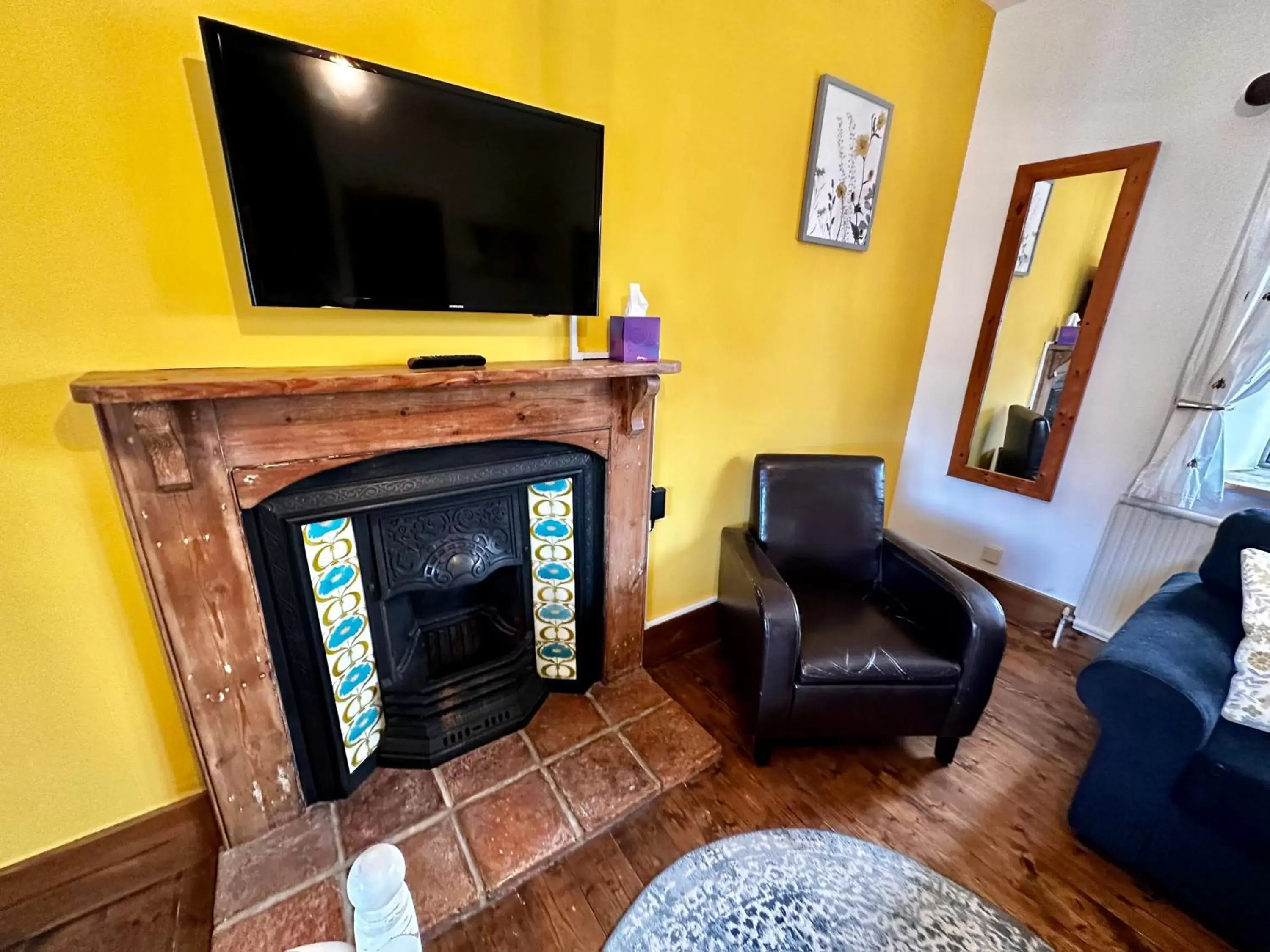 Bedroom, TV/Entertainment Center in Home Farm Bed & Breakfast