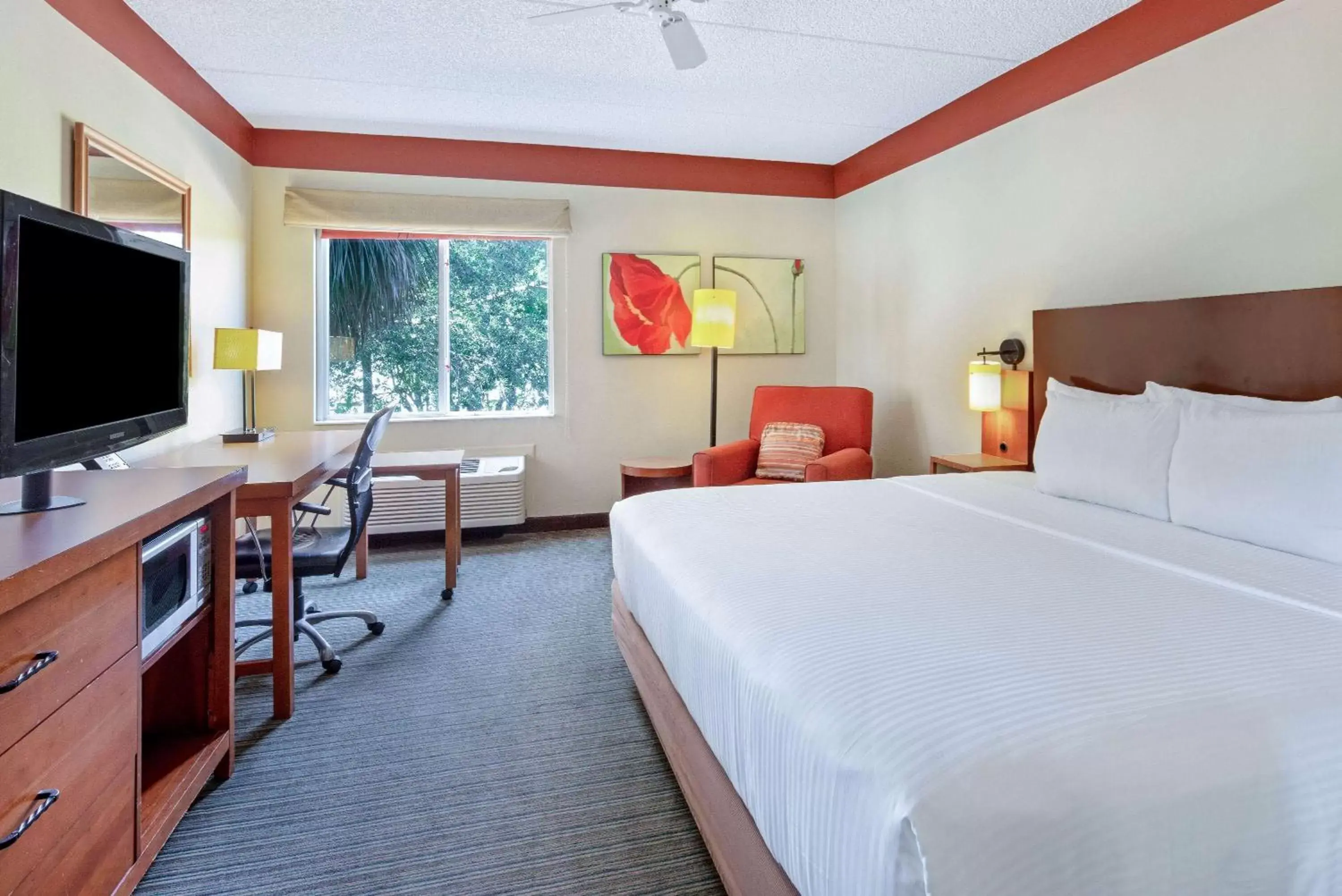 King Room in La Quinta Inn & Suites by Wyndham Miami Cutler Bay