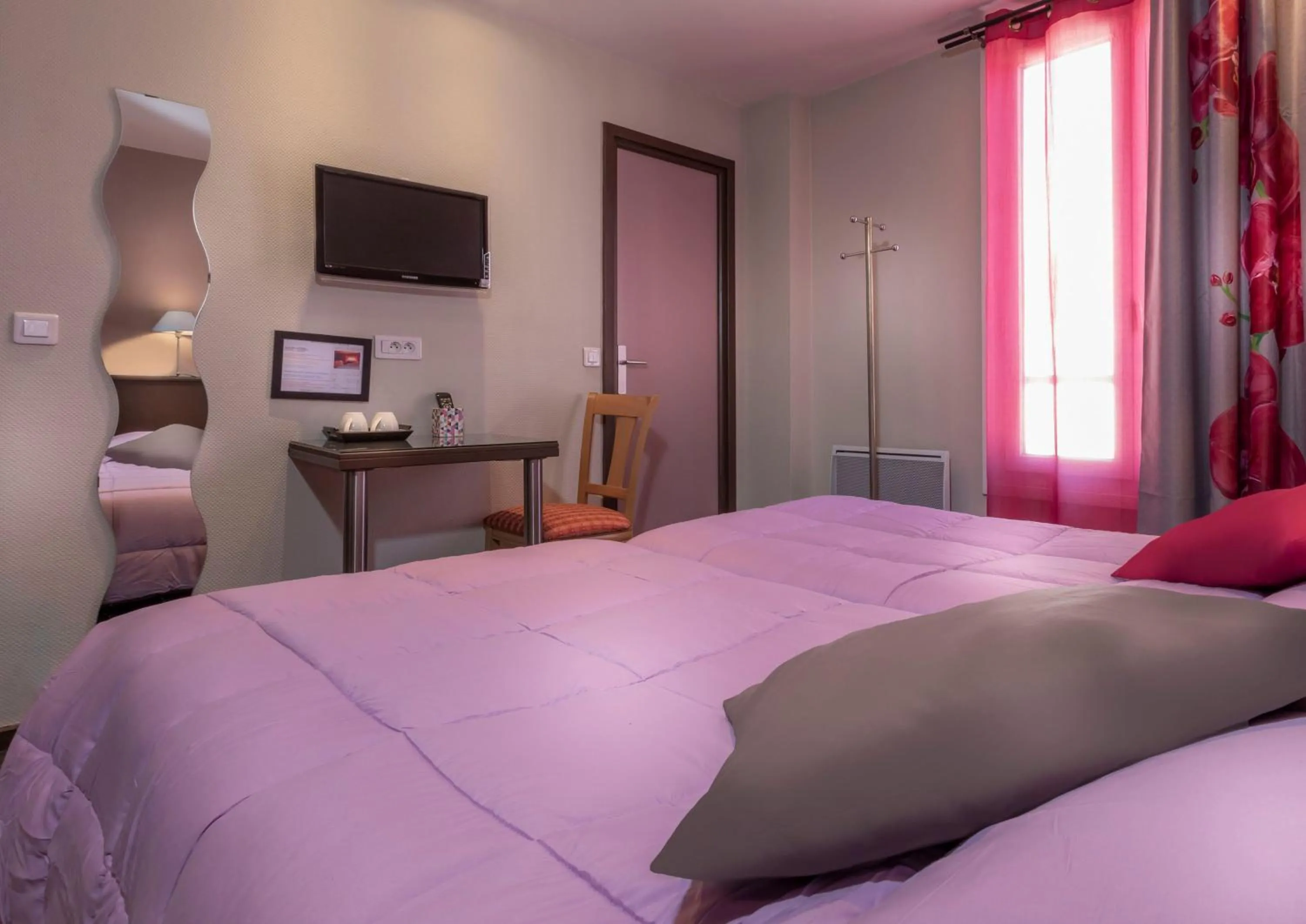 Photo of the whole room, Bed in Hôtel Montsouris Orléans