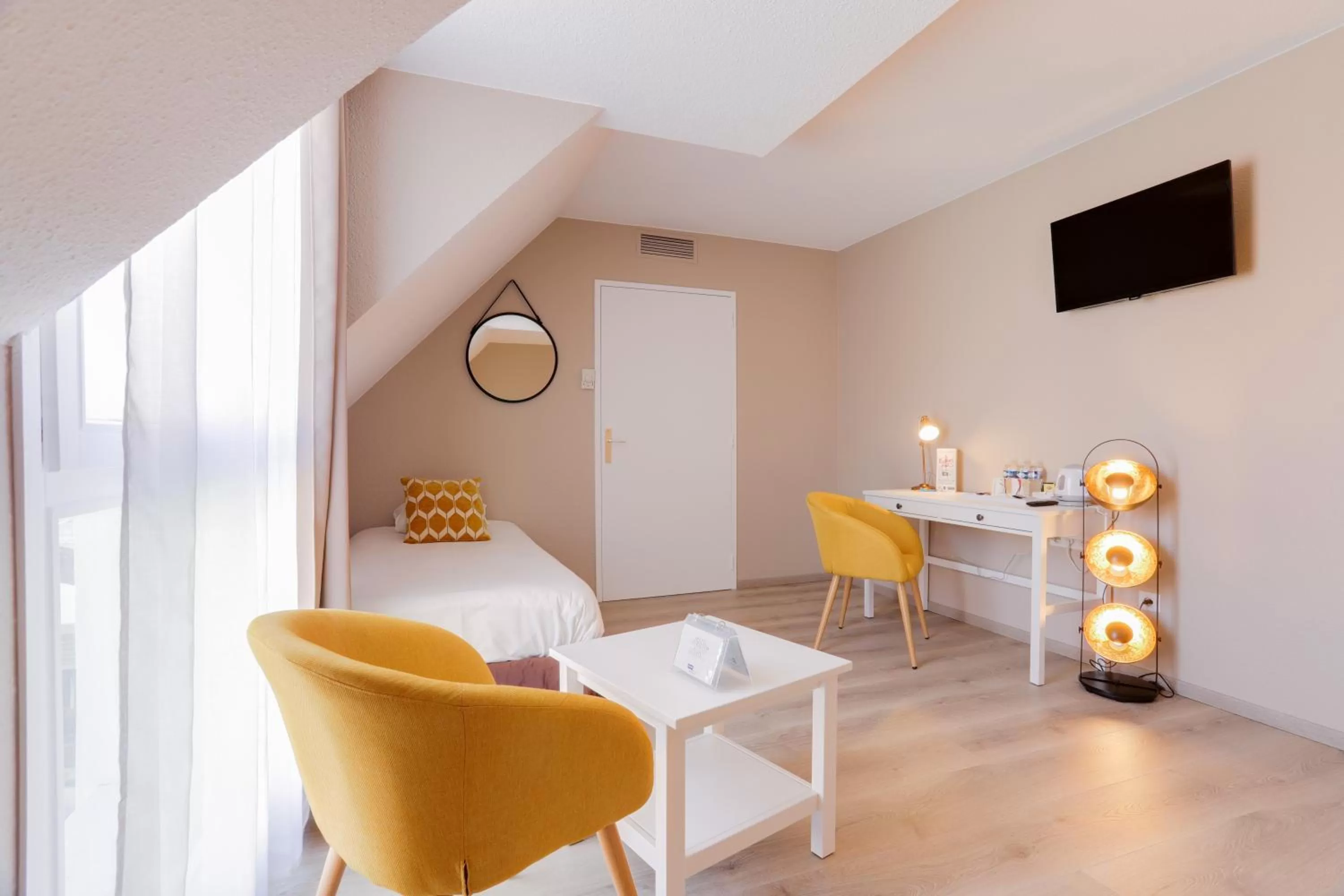 Photo of the whole room in La Maison Hôtel Mulhouse Centre