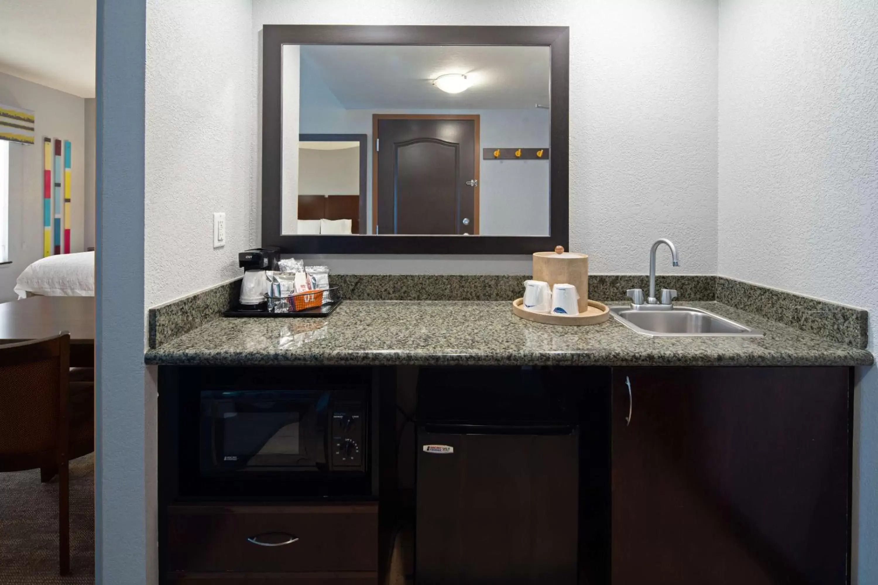 Photo of the whole room, Kitchen/Kitchenette in Hampton Inn and Suites Bakersfield / Highway 58