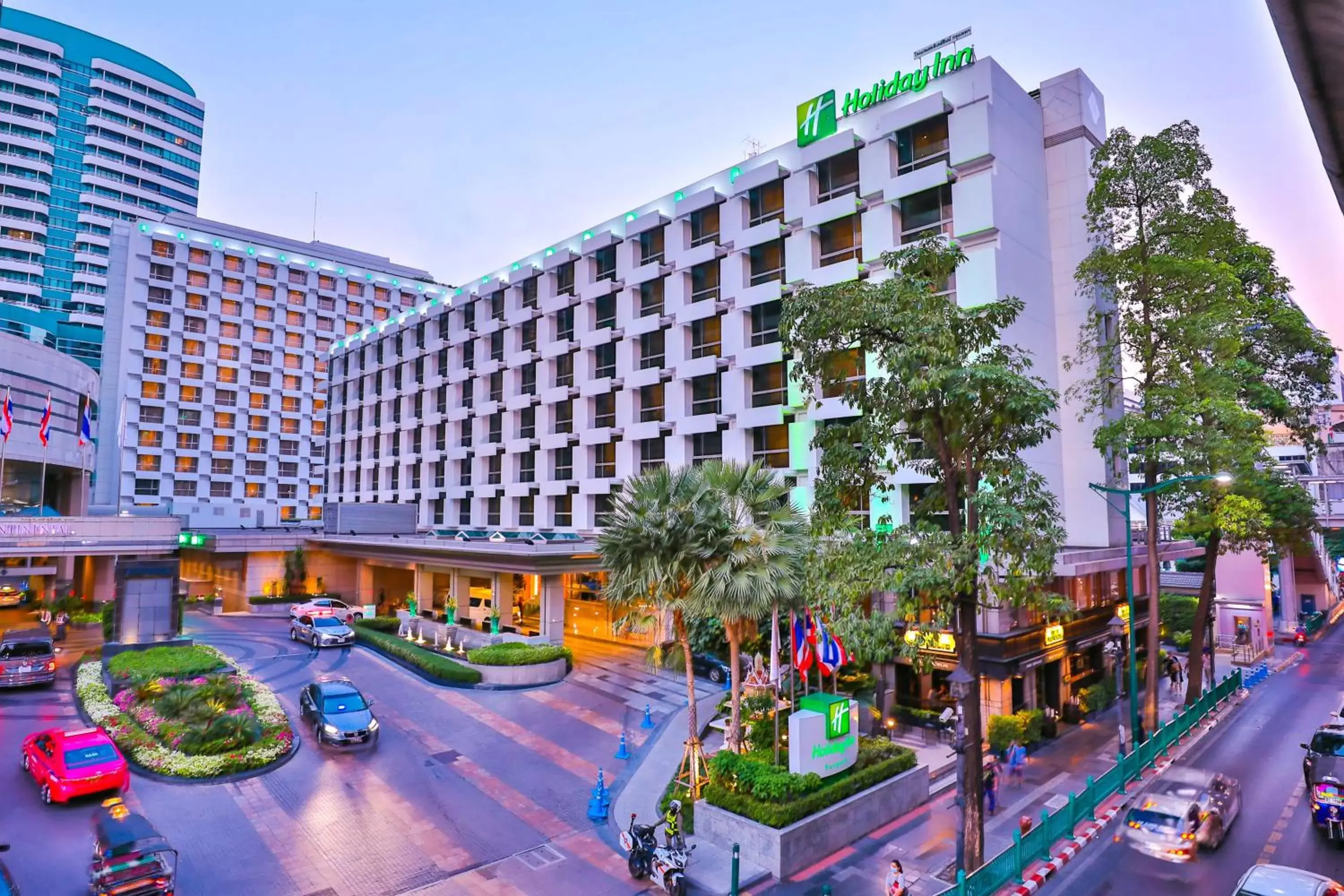 Property Building in Holiday Inn Bangkok, an IHG Hotel