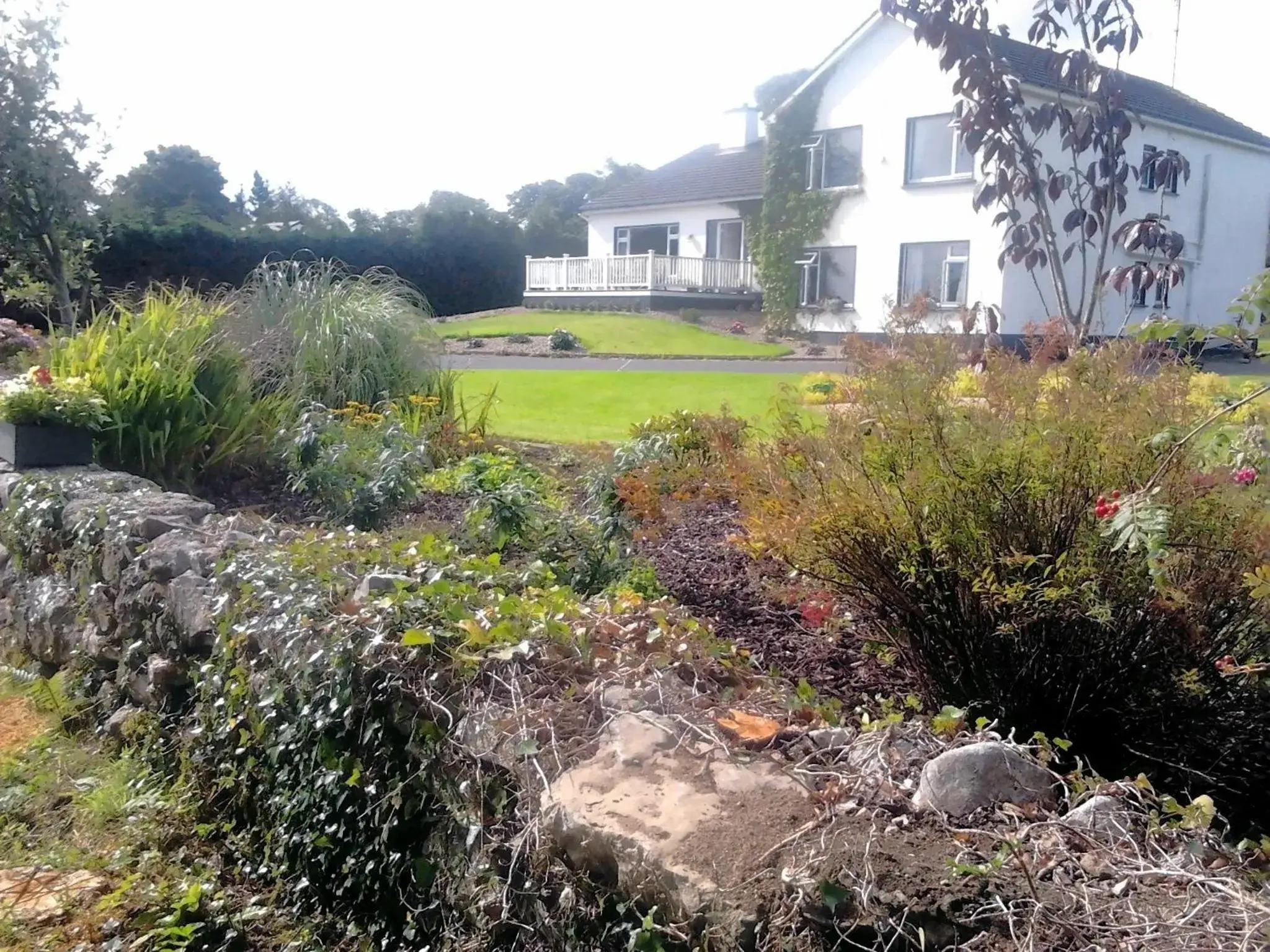 Garden in The Waterfront House Country Home