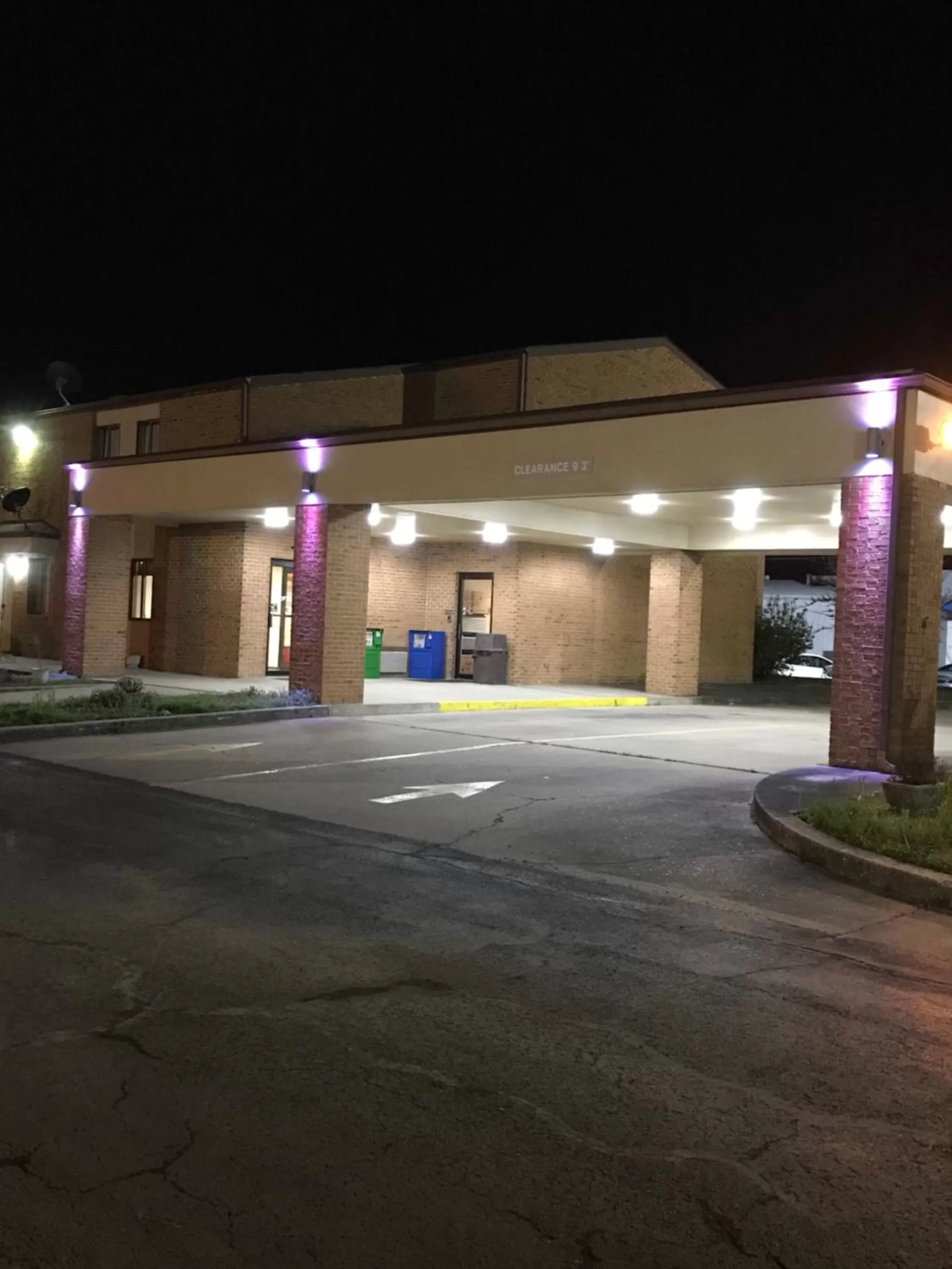 Property building in Dexter Inn