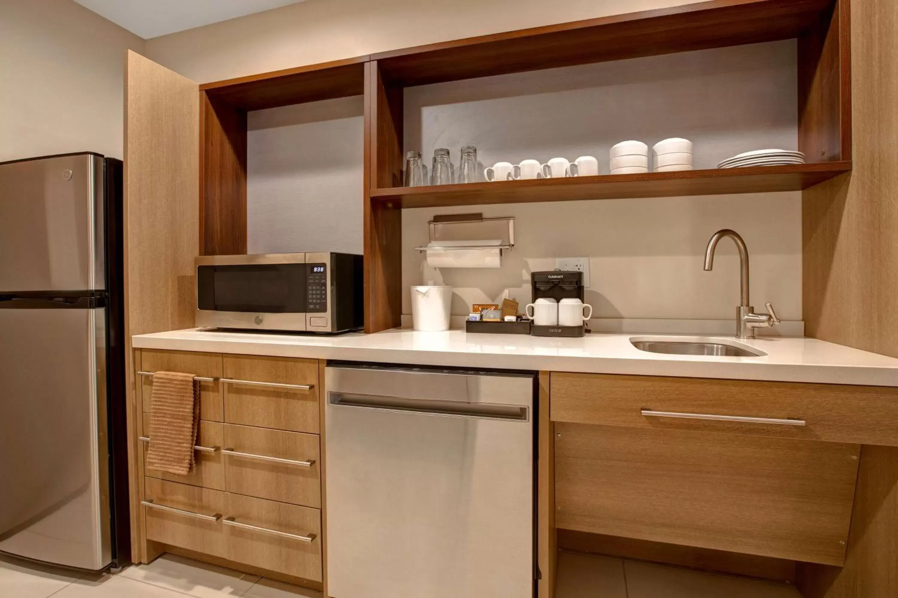 Kitchen or kitchenette, Kitchen/Kitchenette in Home2 Suites By Hilton Loves Park Rockford