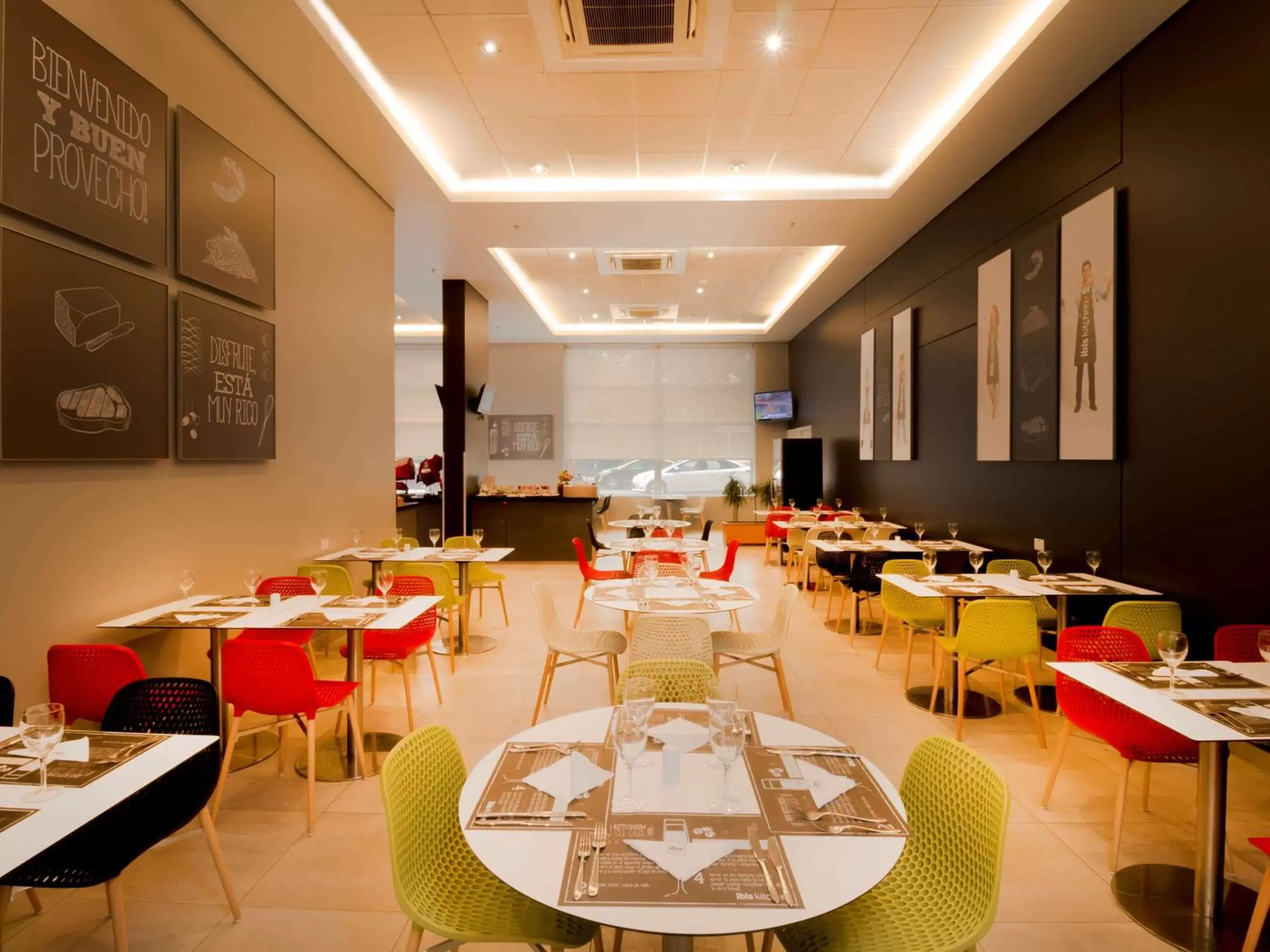 Restaurant/Places to Eat in ibis Santiago Providencia