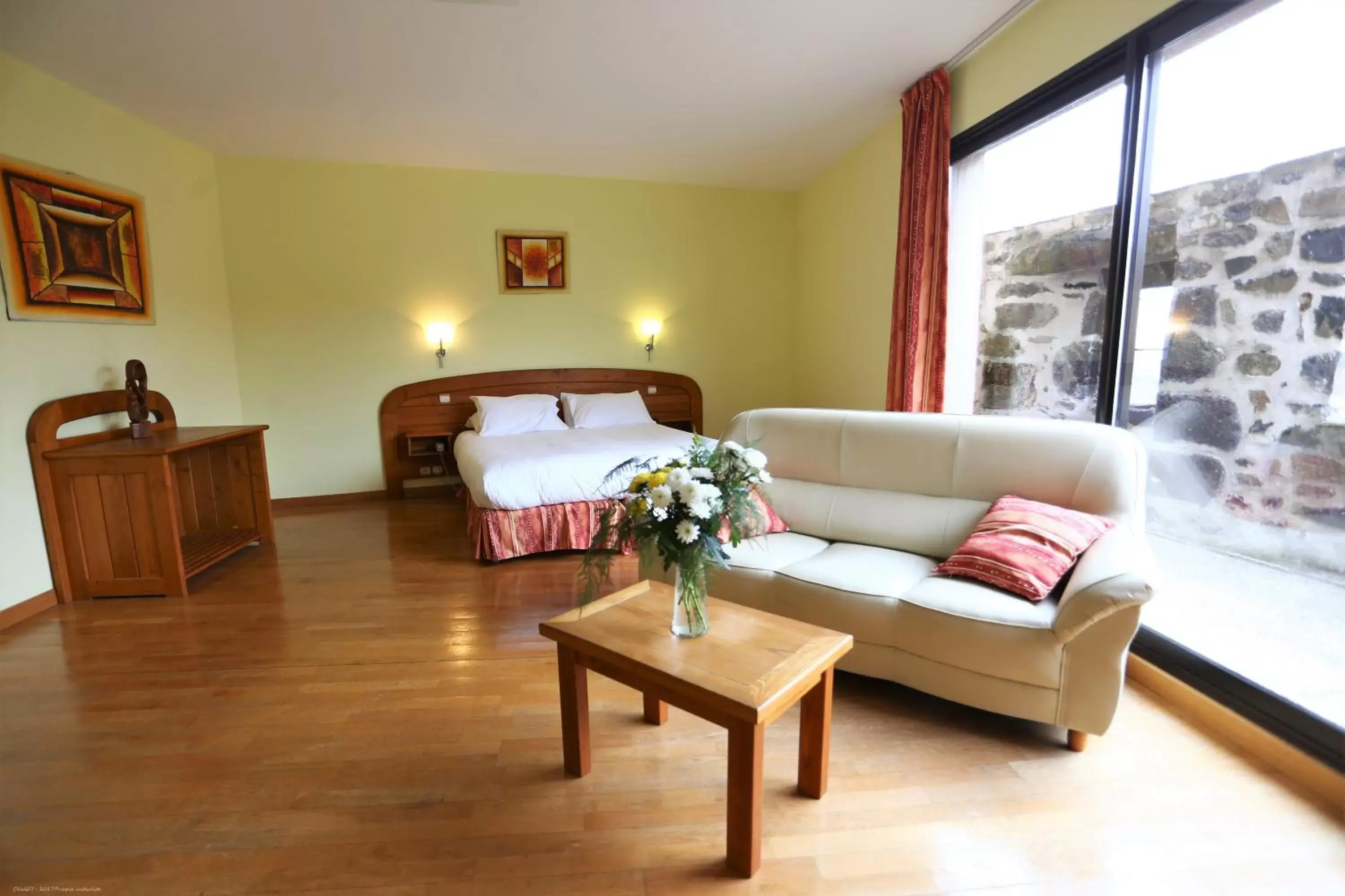 Photo of the whole room, Seating Area in Logis Hôtel-restaurant La Mère Biquette