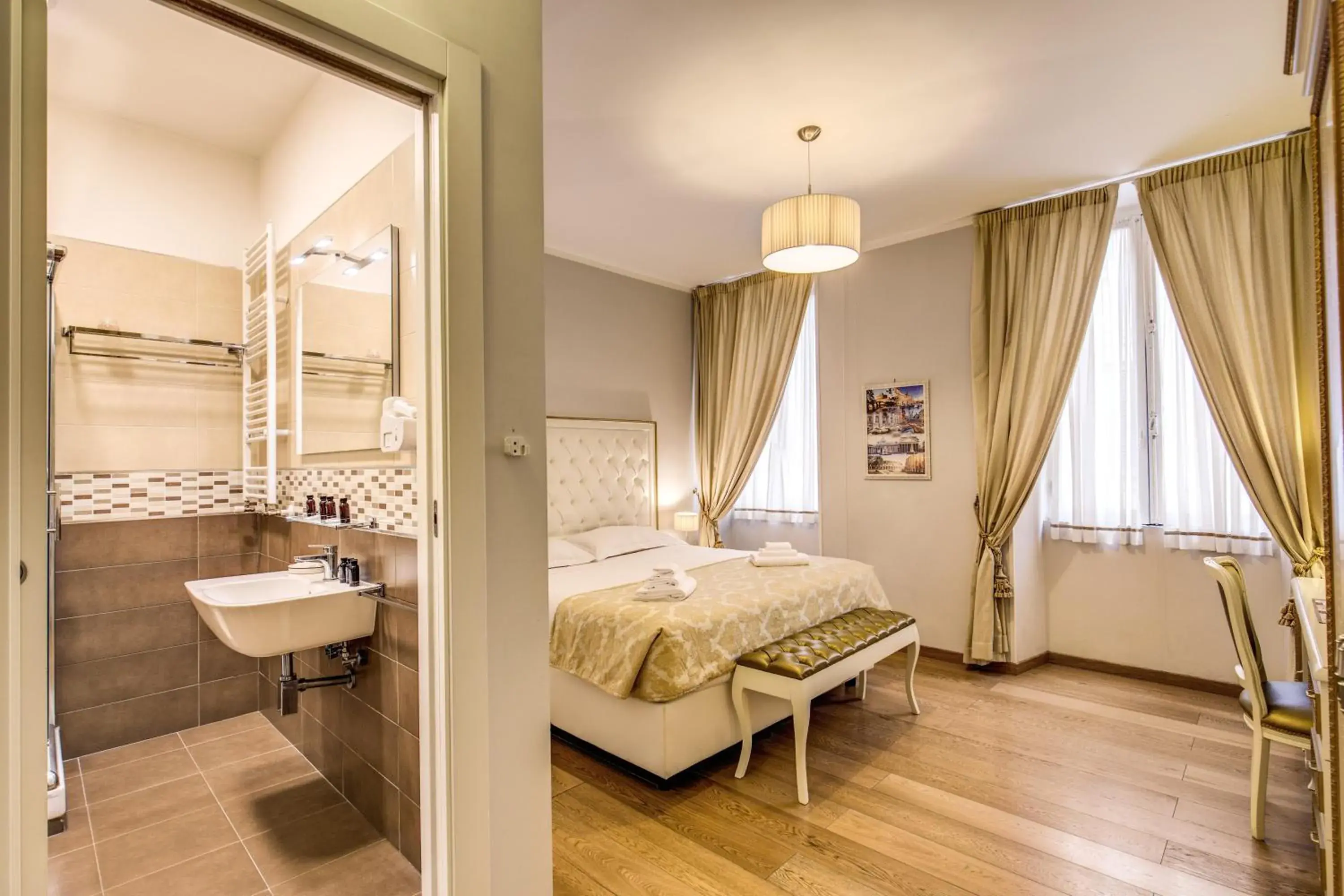 Photo of the whole room, Bed in Gravina Suite Frattina