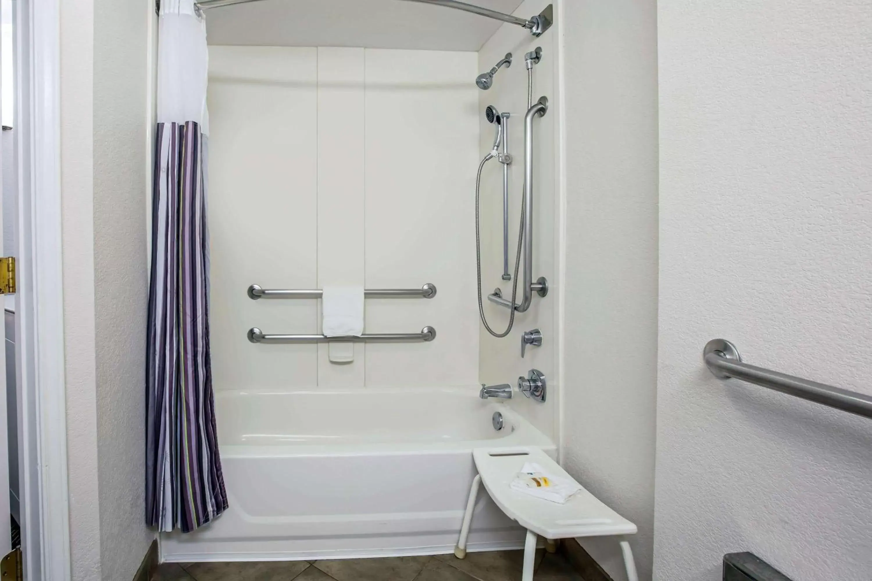 Bathroom in La Quinta by Wyndham Dallas Arlington South