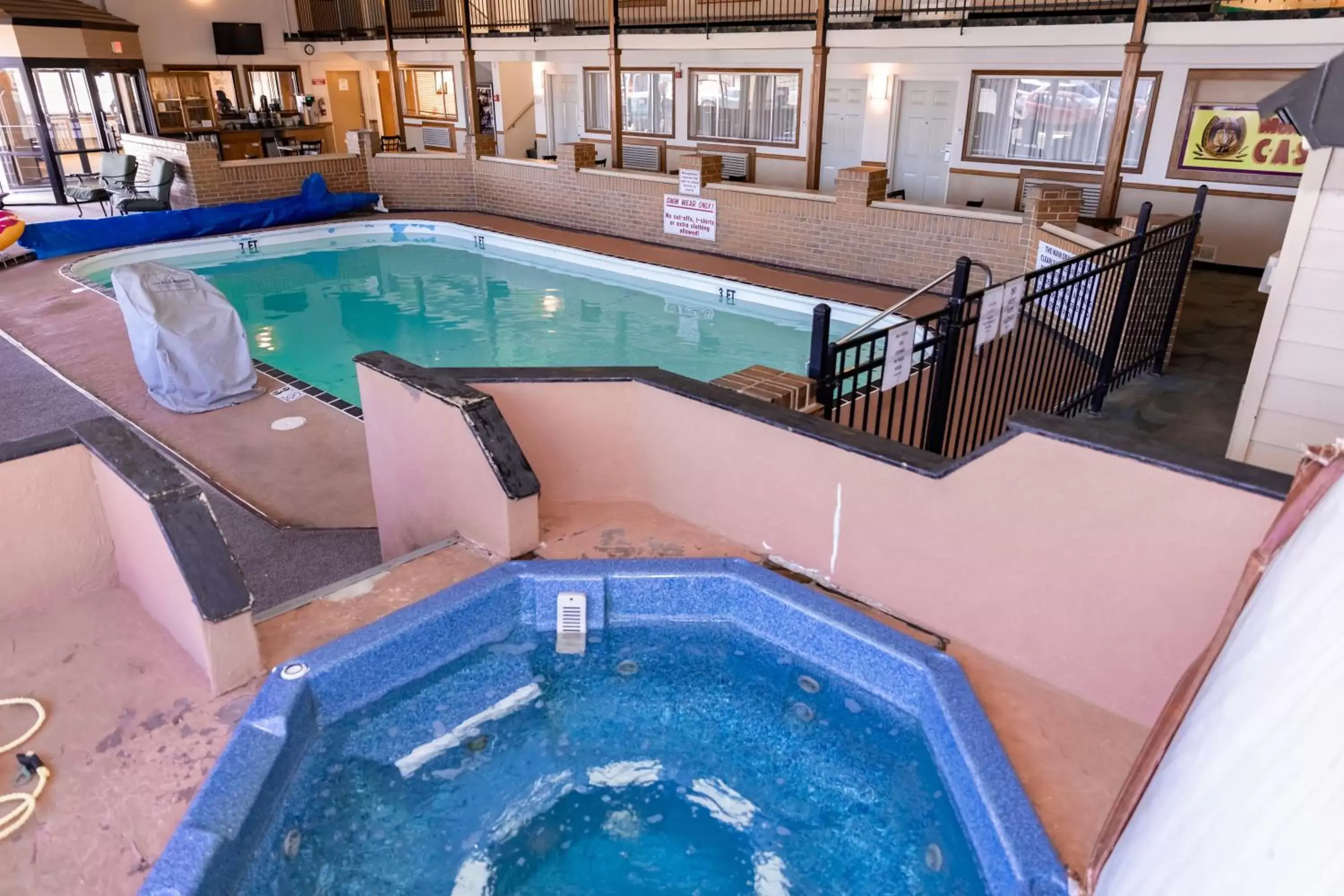 Hot Tub, Swimming Pool in Quality Inn