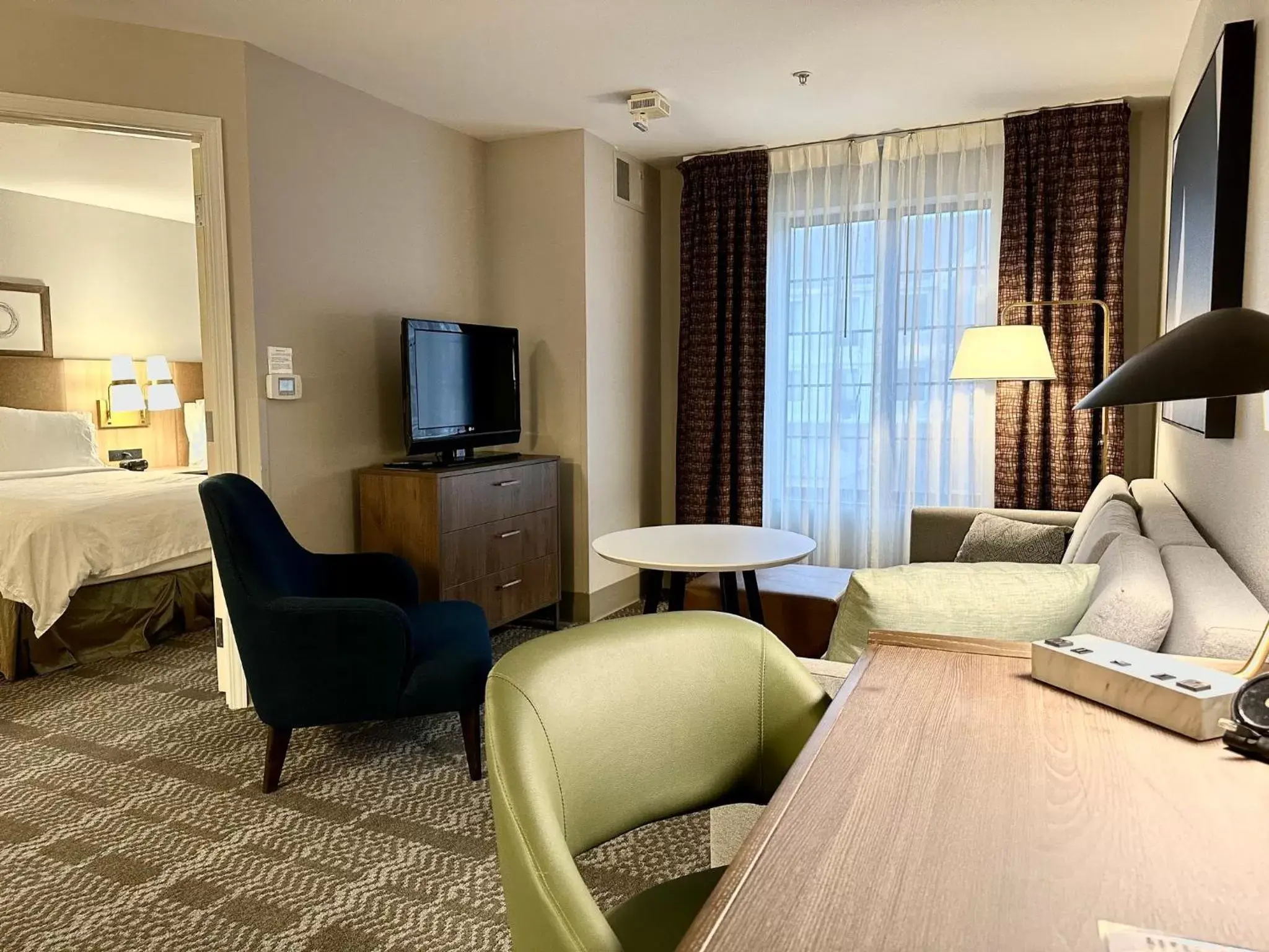 Photo of the whole room, Seating Area in Staybridge Suites Milwaukee West-Oconomowoc, an IHG Hotel