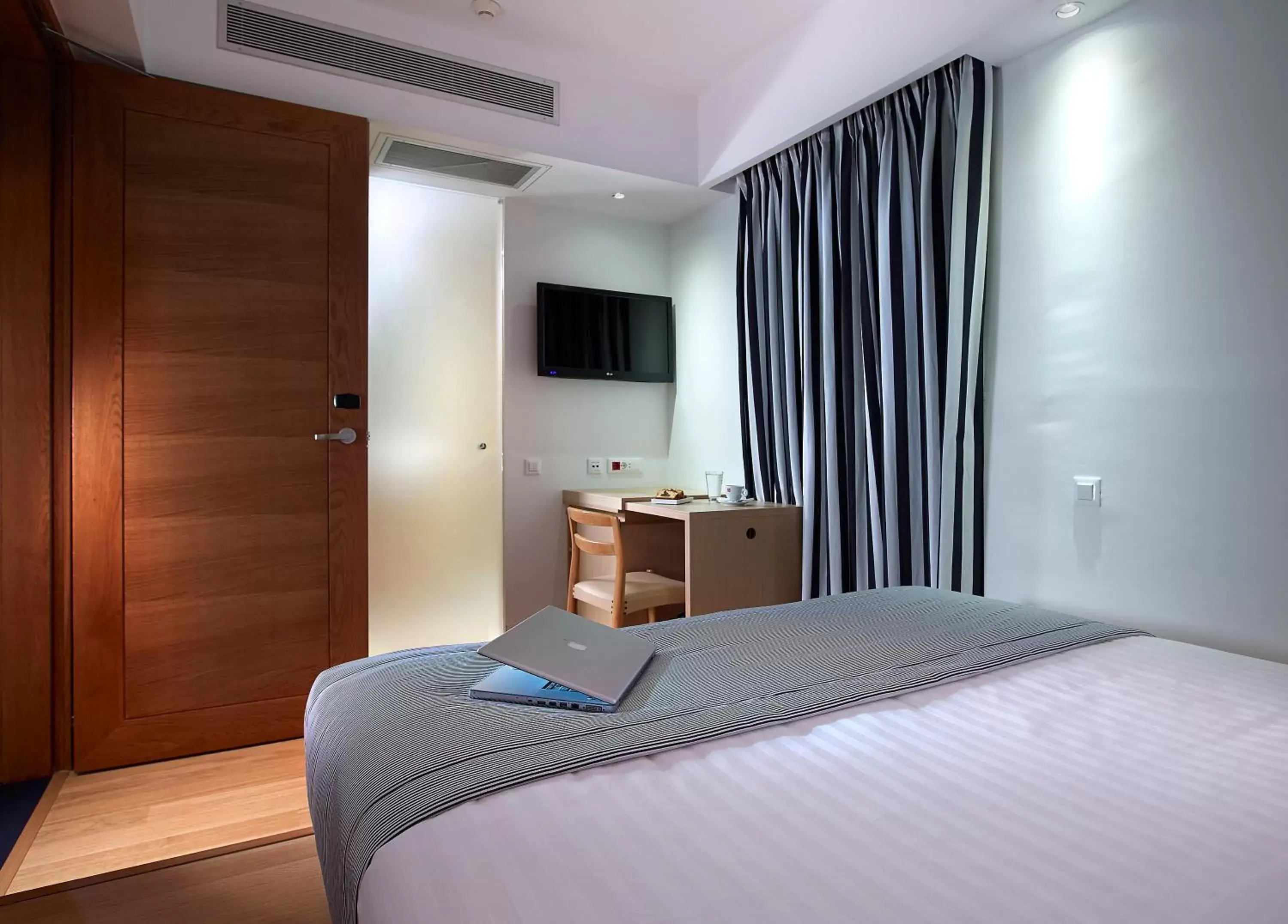 TV and multimedia, Bed in Porto Veneziano Hotel