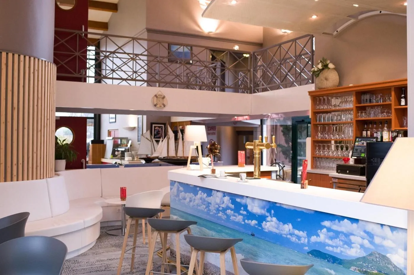 Lounge or bar in The Originals City, Hôtel Le Sextant, Toulouse Sud