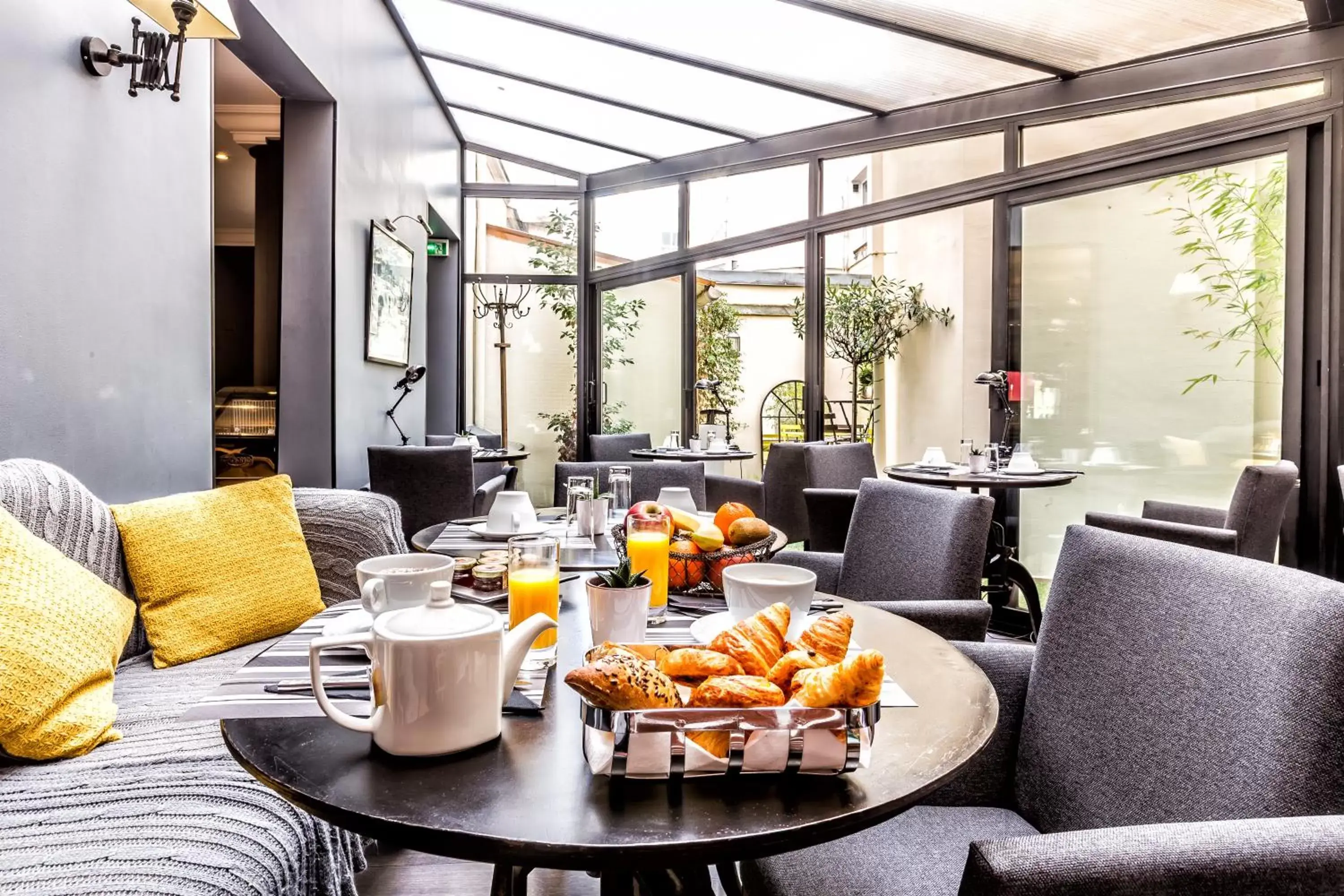 Lounge or bar in Atelier Montparnasse Hotel