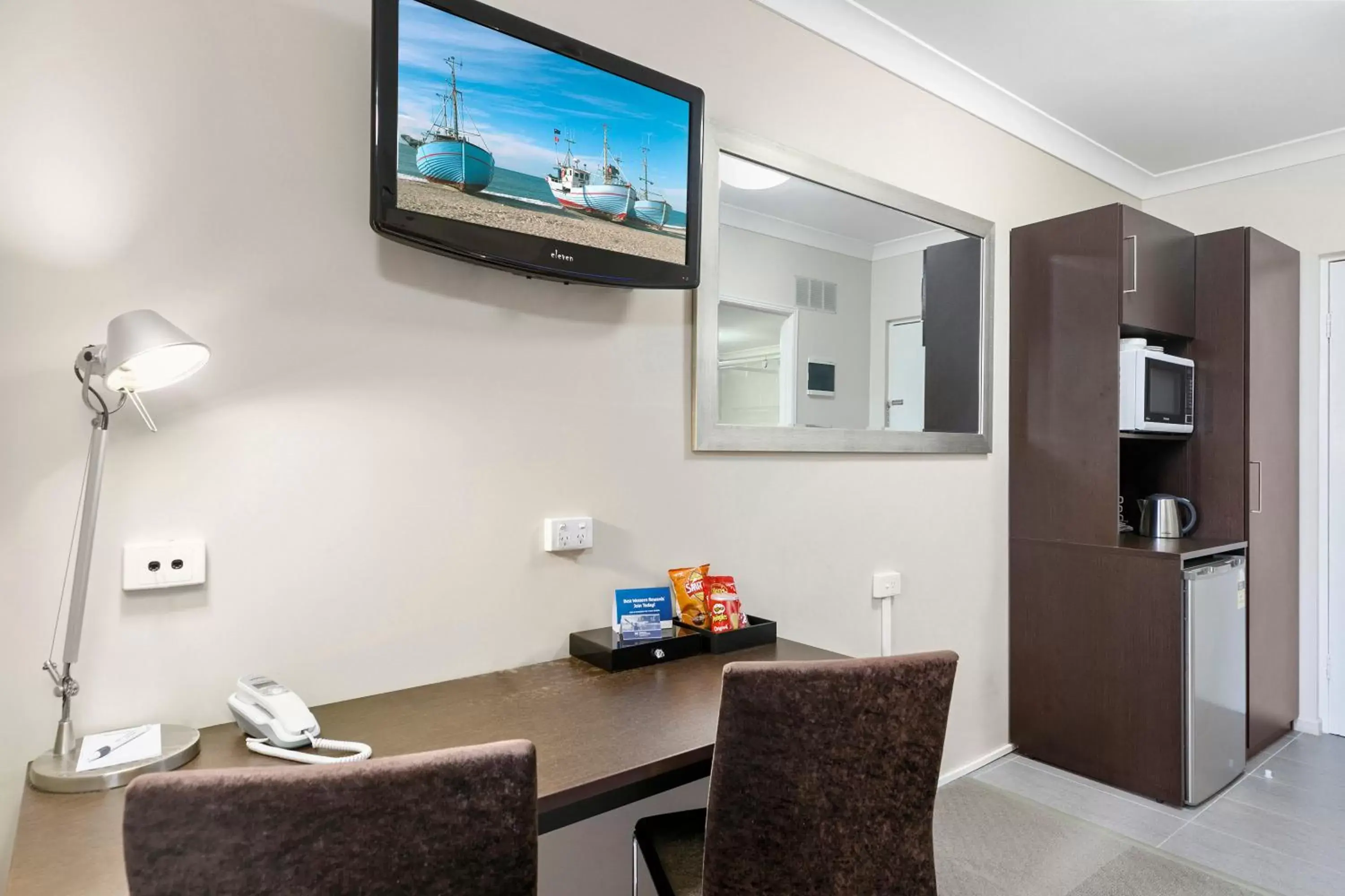 Coffee/tea facilities, TV/Entertainment Center in Best Western Kimba Lodge