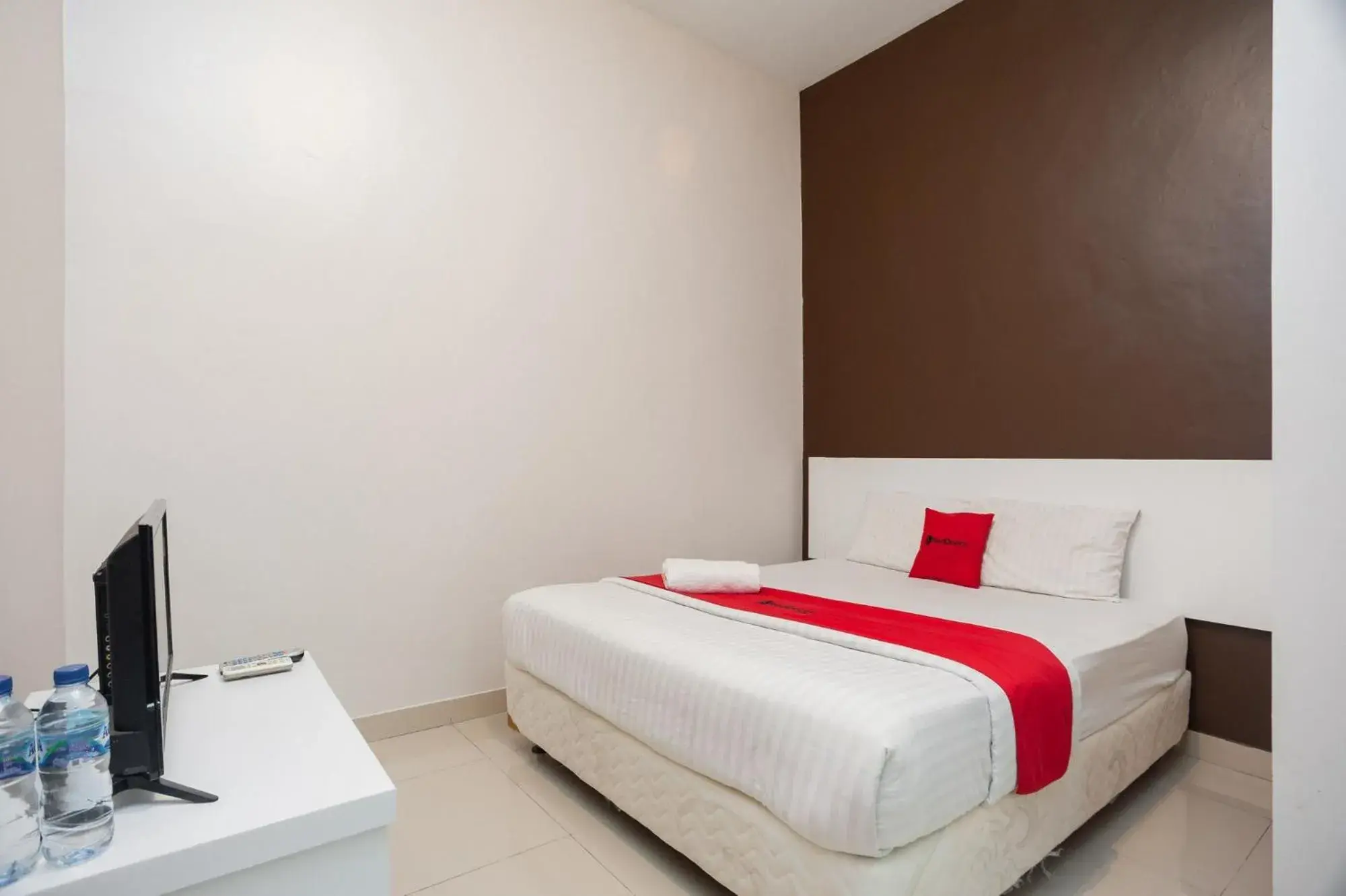 Bed in RedDoorz Syariah near Taman Air Mancur Bogor