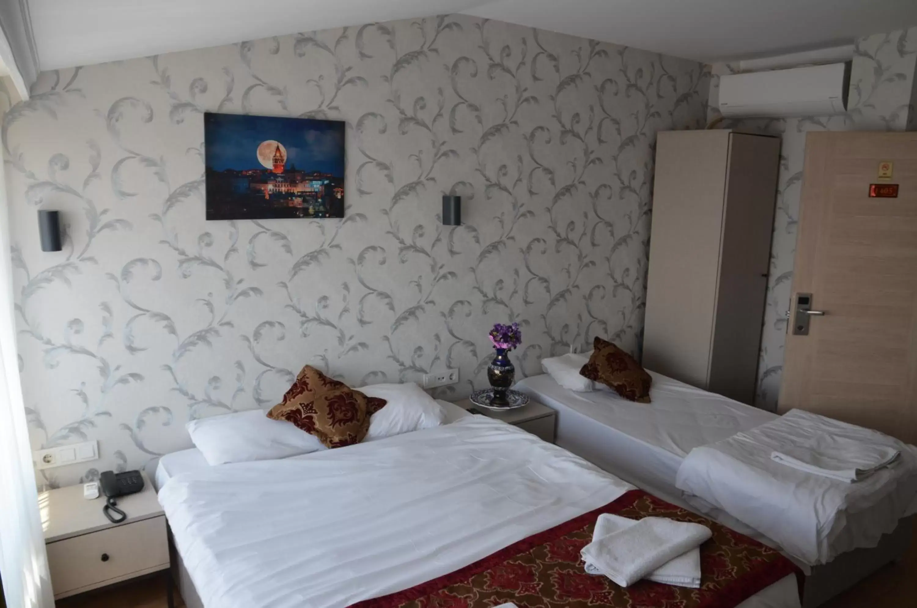 Photo of the whole room, Bed in The Lola Hotel