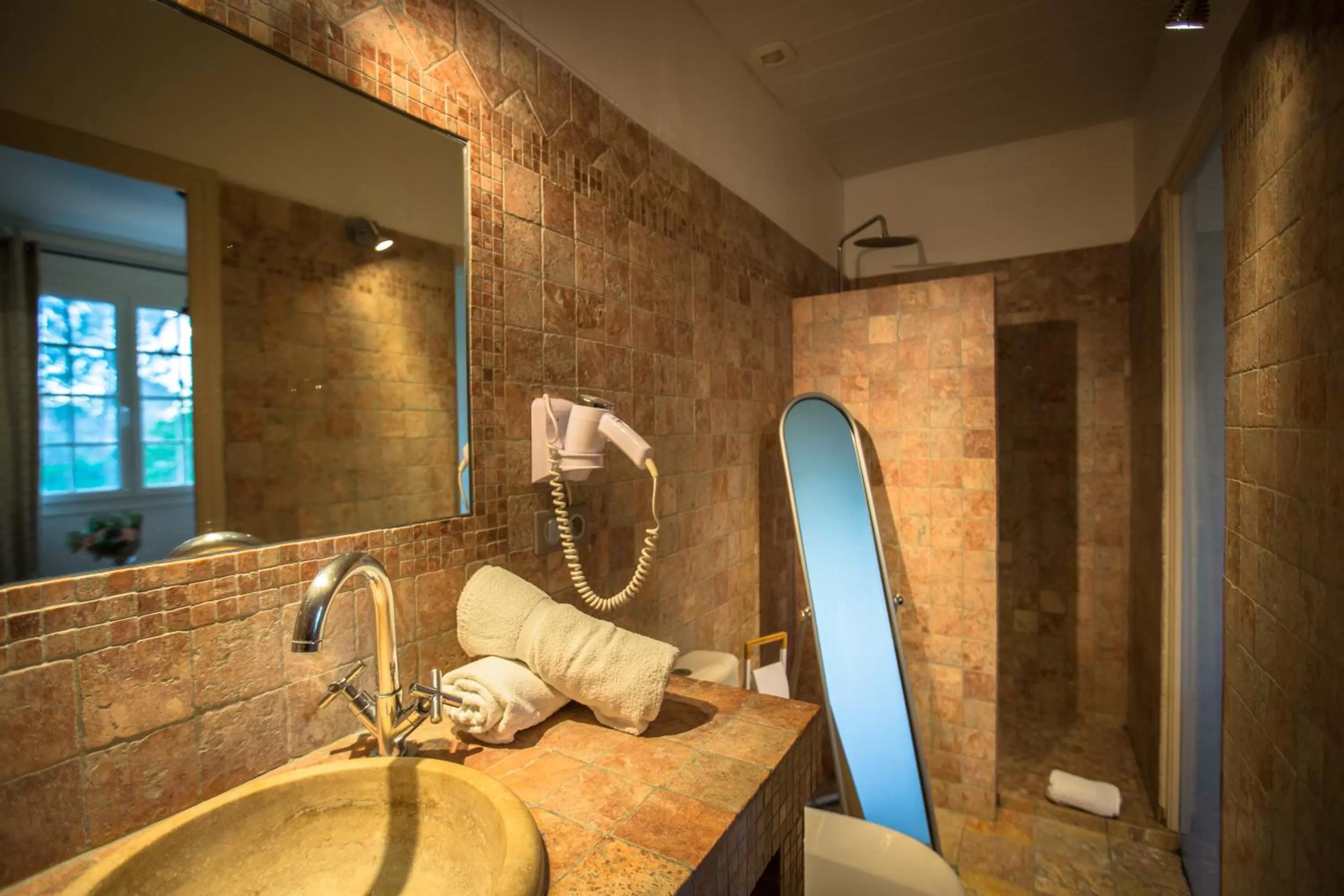 Bathroom in Le Plan B - Hôtel 3 étoiles - Restaurant