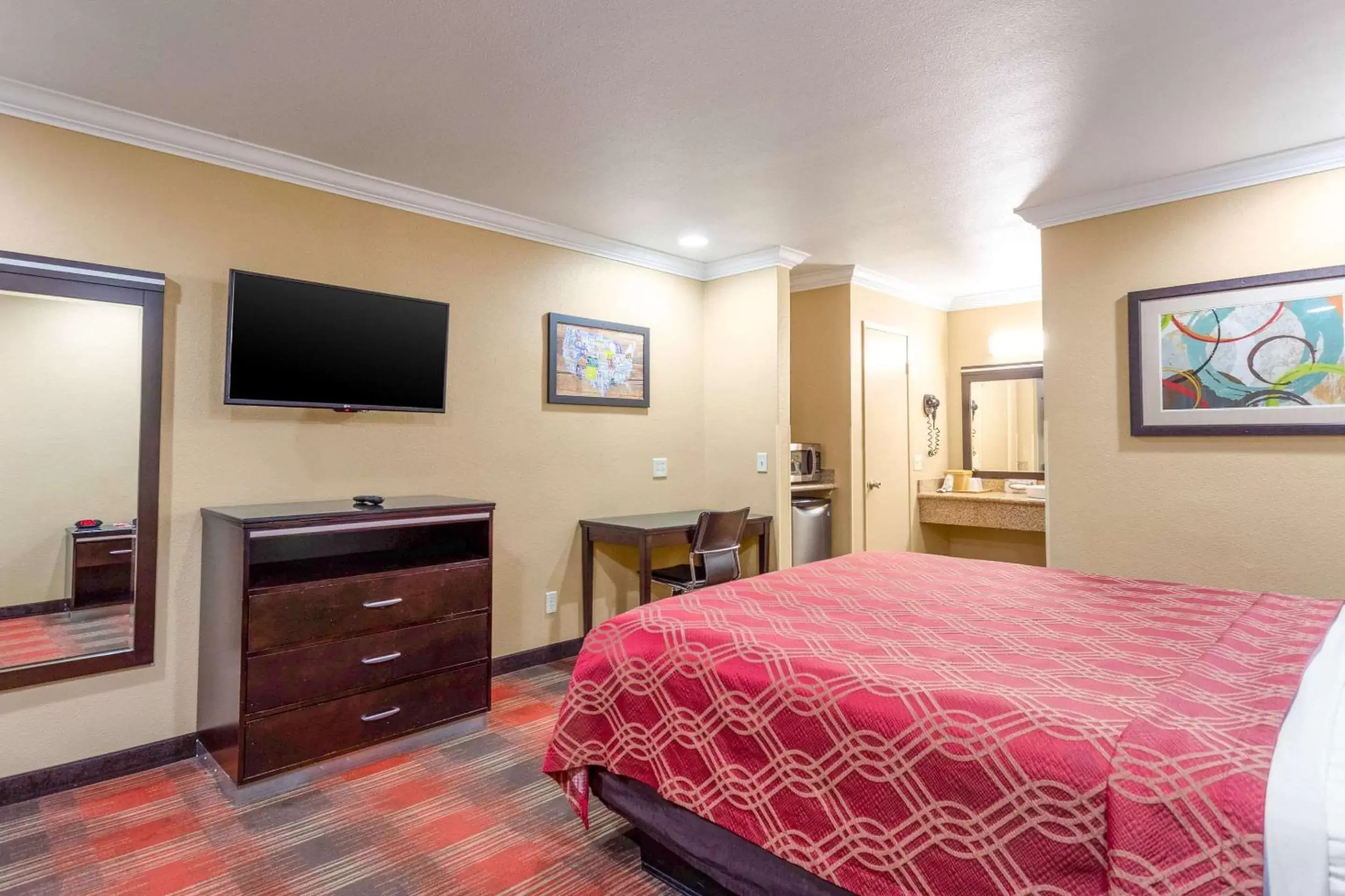 Photo of the whole room, Bed in Econo Lodge Inn & Suites Escondido Downtown