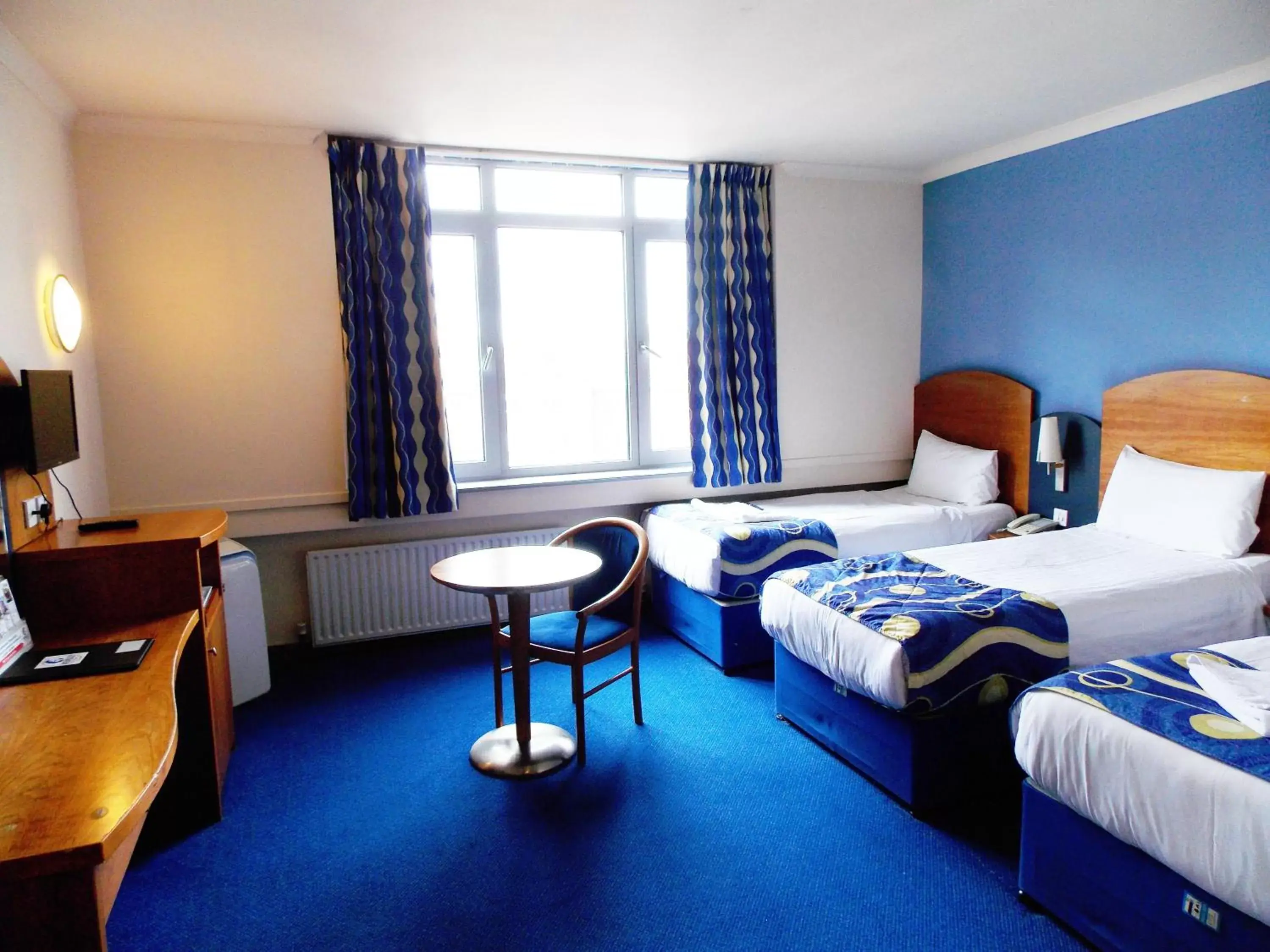 Bedroom, Bed in London - Wembley International Hotel