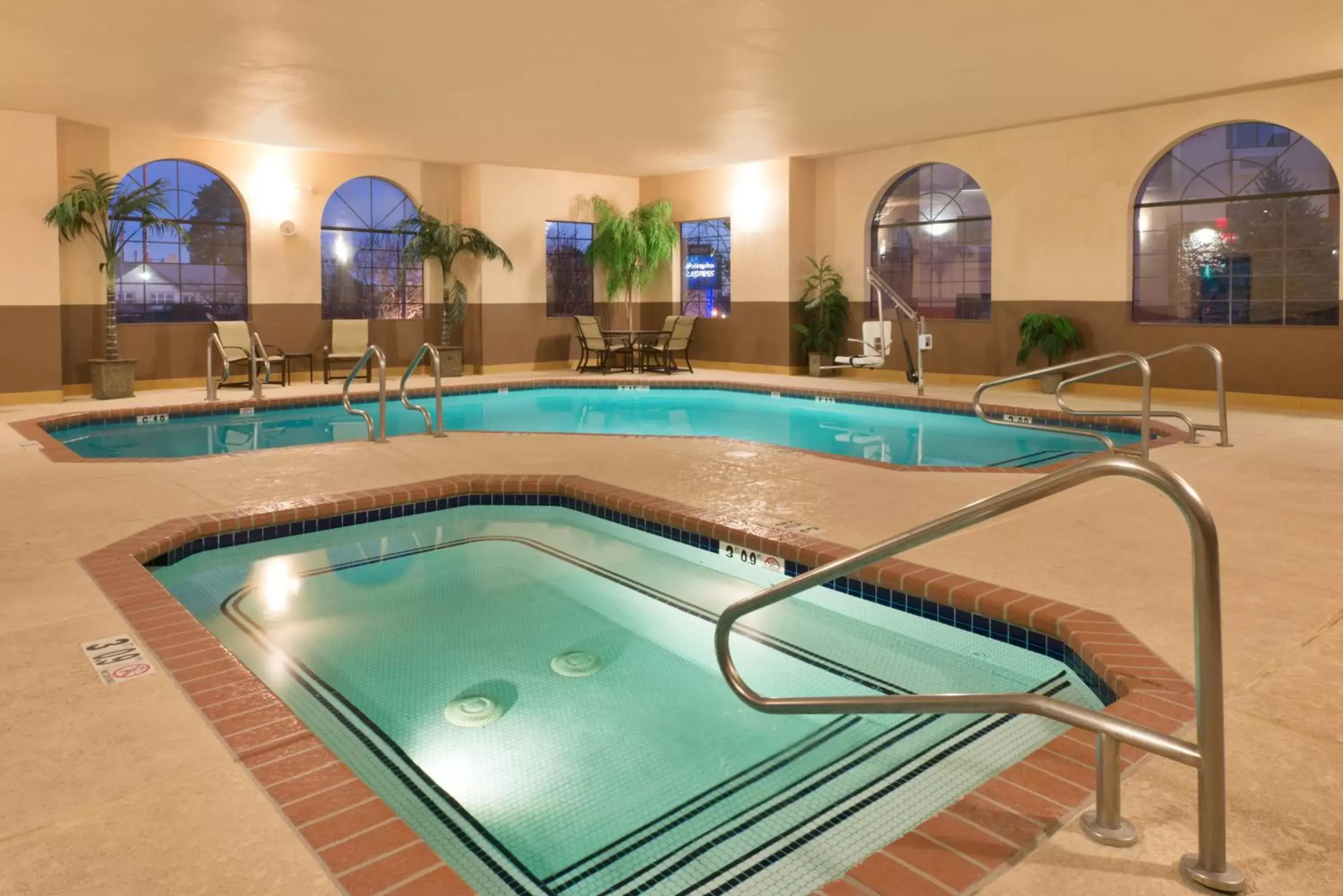 Swimming Pool in Holiday Inn Express Show Low, an IHG Hotel