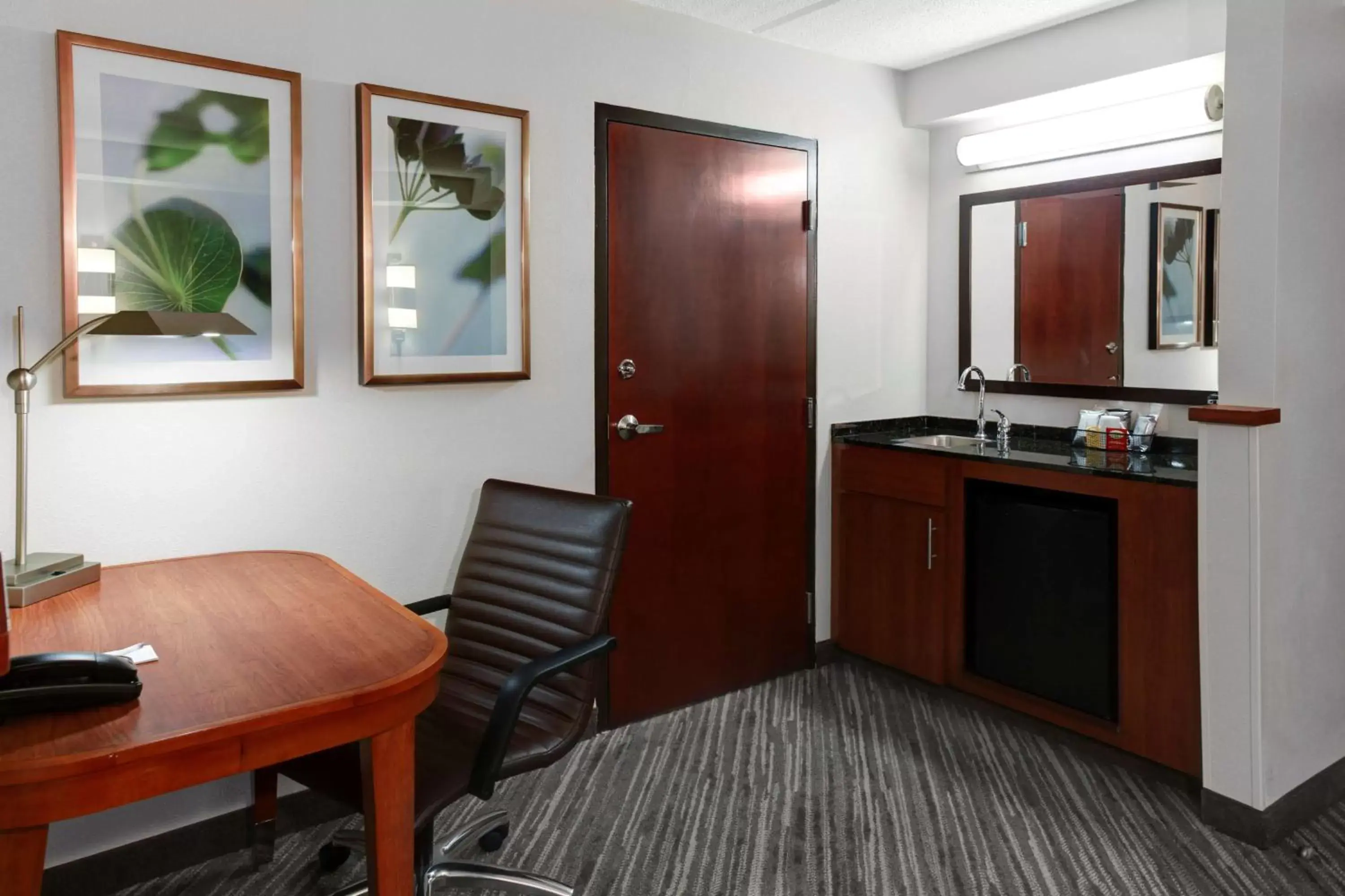 Kitchen or kitchenette, TV/Entertainment Center in Extended Stay America Premier Suites - Cleveland - Independence