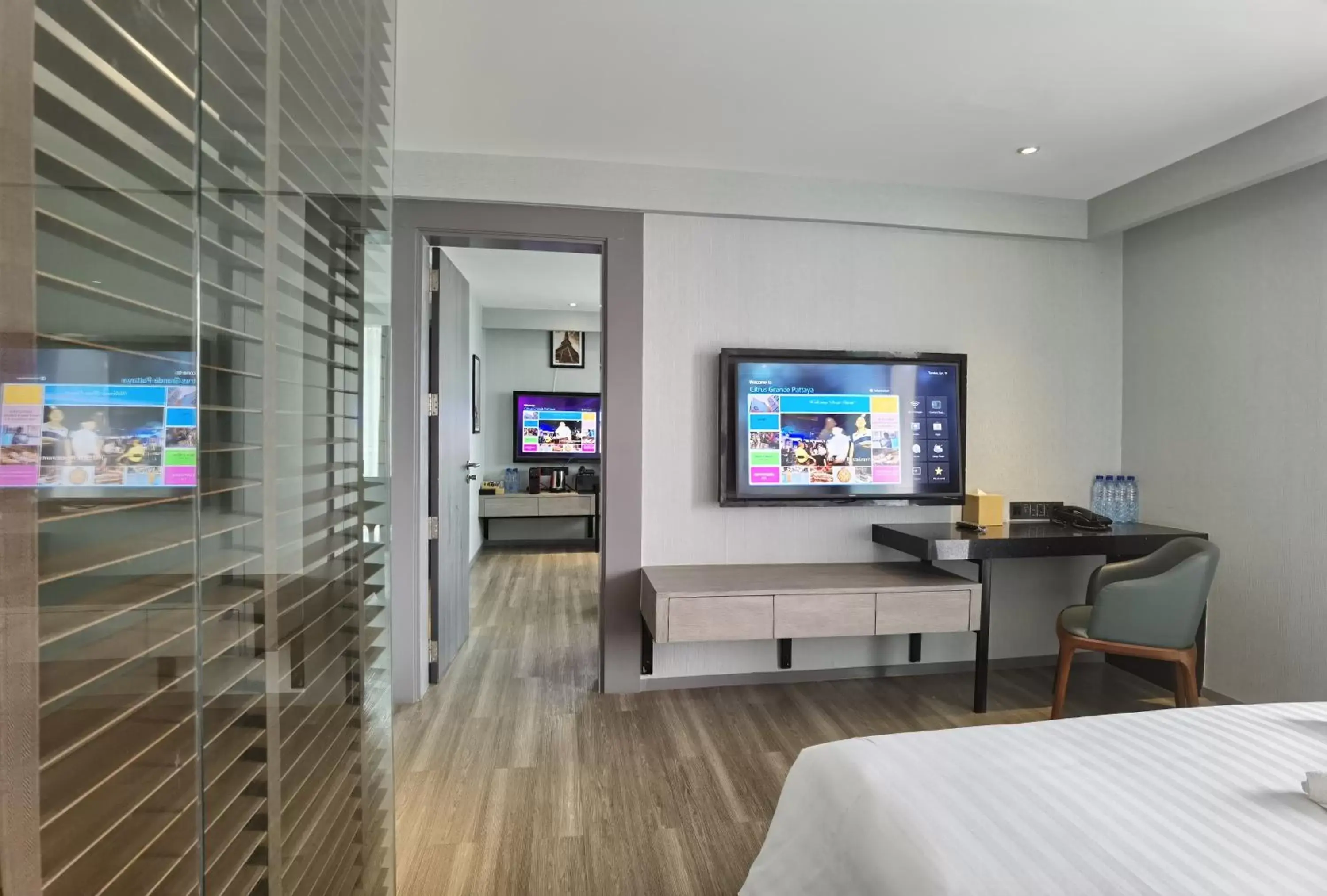 Bed, TV/Entertainment Center in Citrus Grande Hotel Pattaya by Compass Hospitality