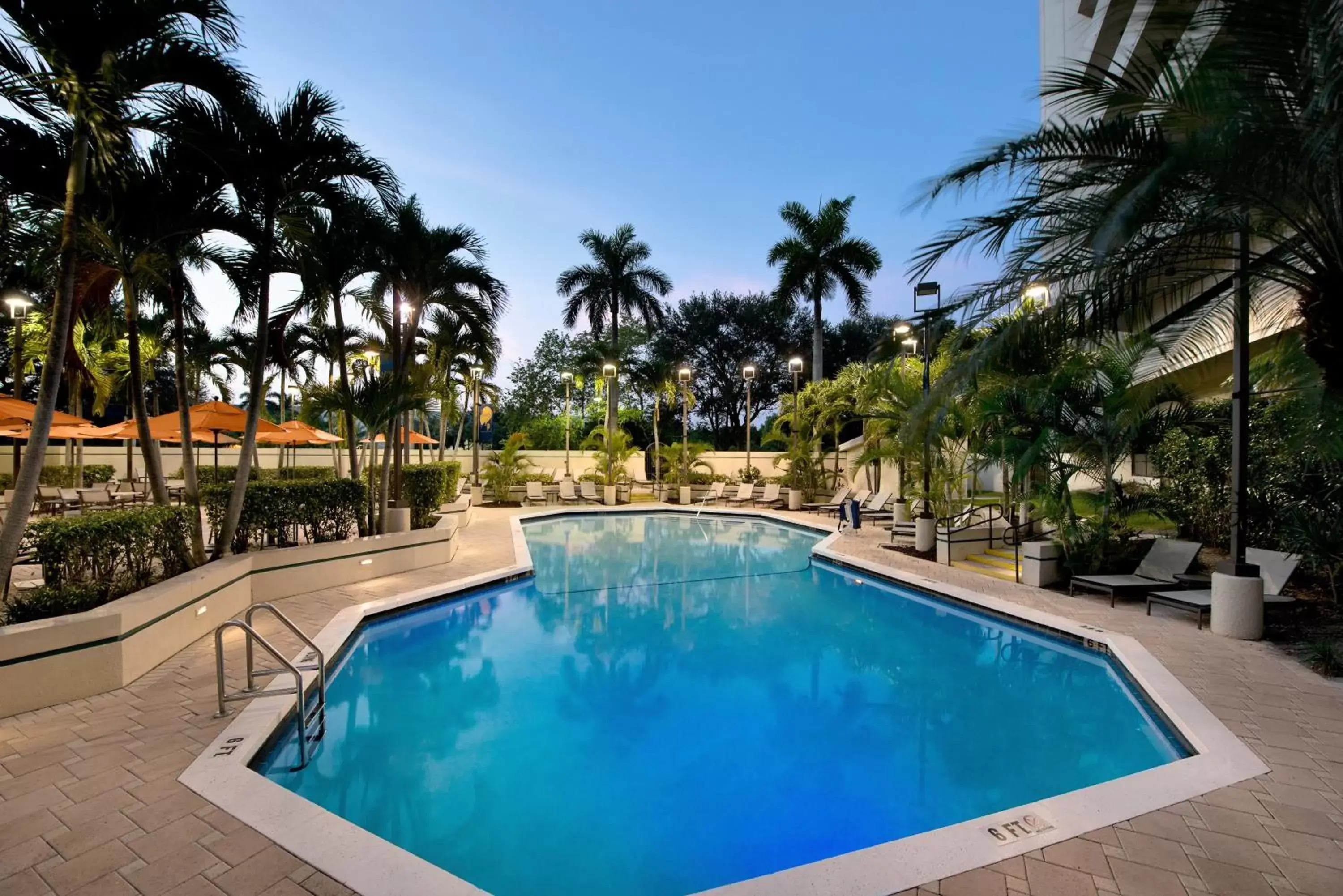 Swimming Pool in Embassy Suites Boca Raton