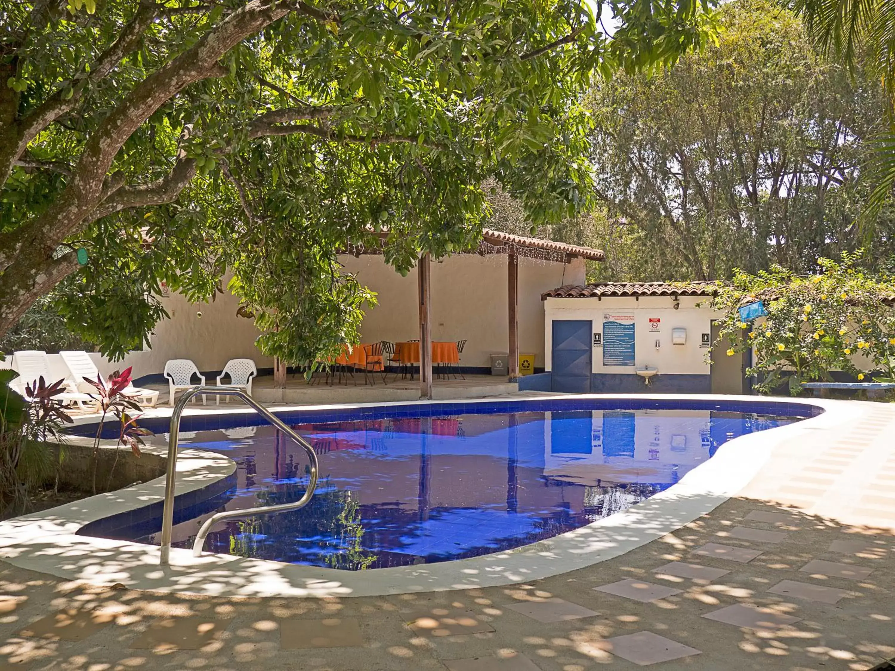 Swimming pool, Property Building in Hotel Aeropuerto