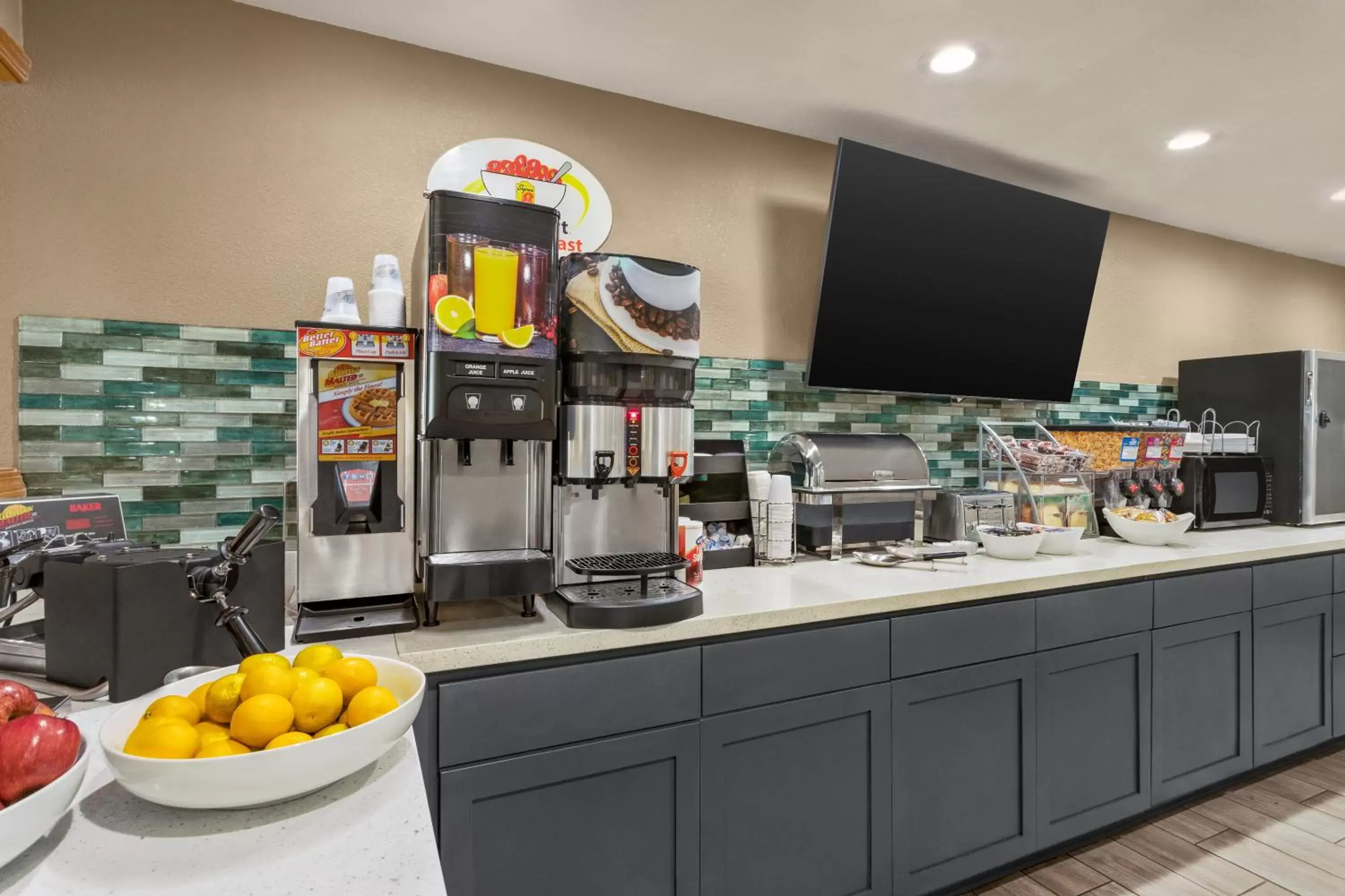 Breakfast, Food in Super 8 by Wyndham Ankeny/Des Moines Area