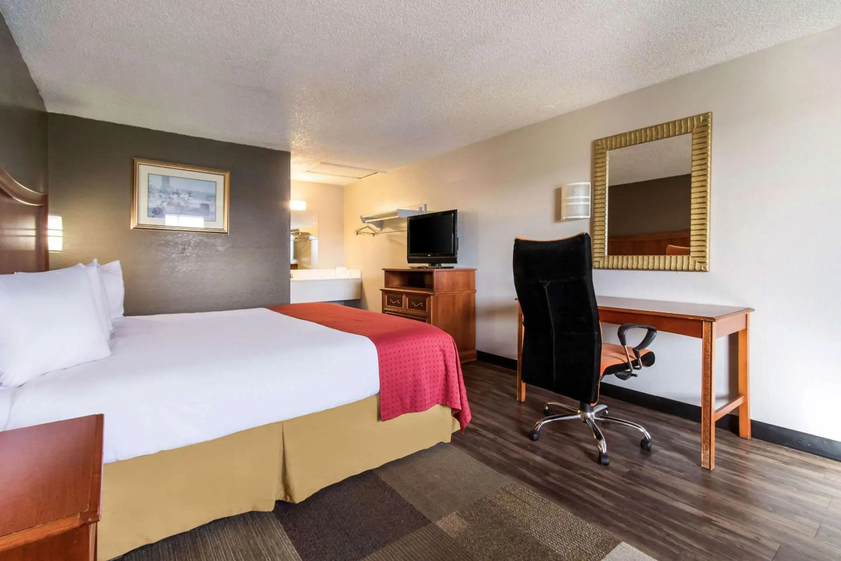 Photo of the whole room, Bed in Rodeway Inn Near Hall of Fame