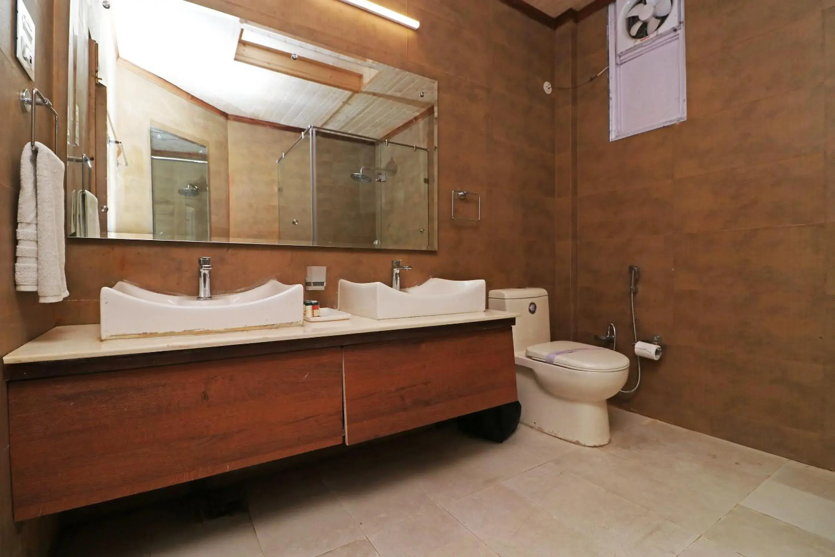 Bathroom in Lall Ji Tourist Resort
