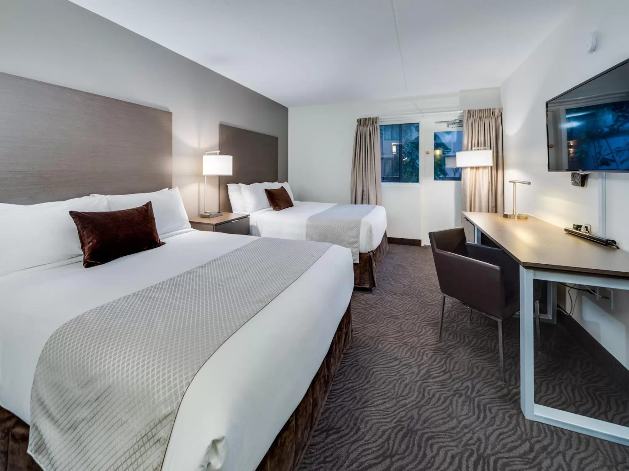 Shower, Bed in Heritage Inn Hotel & Convention Centre - Brooks