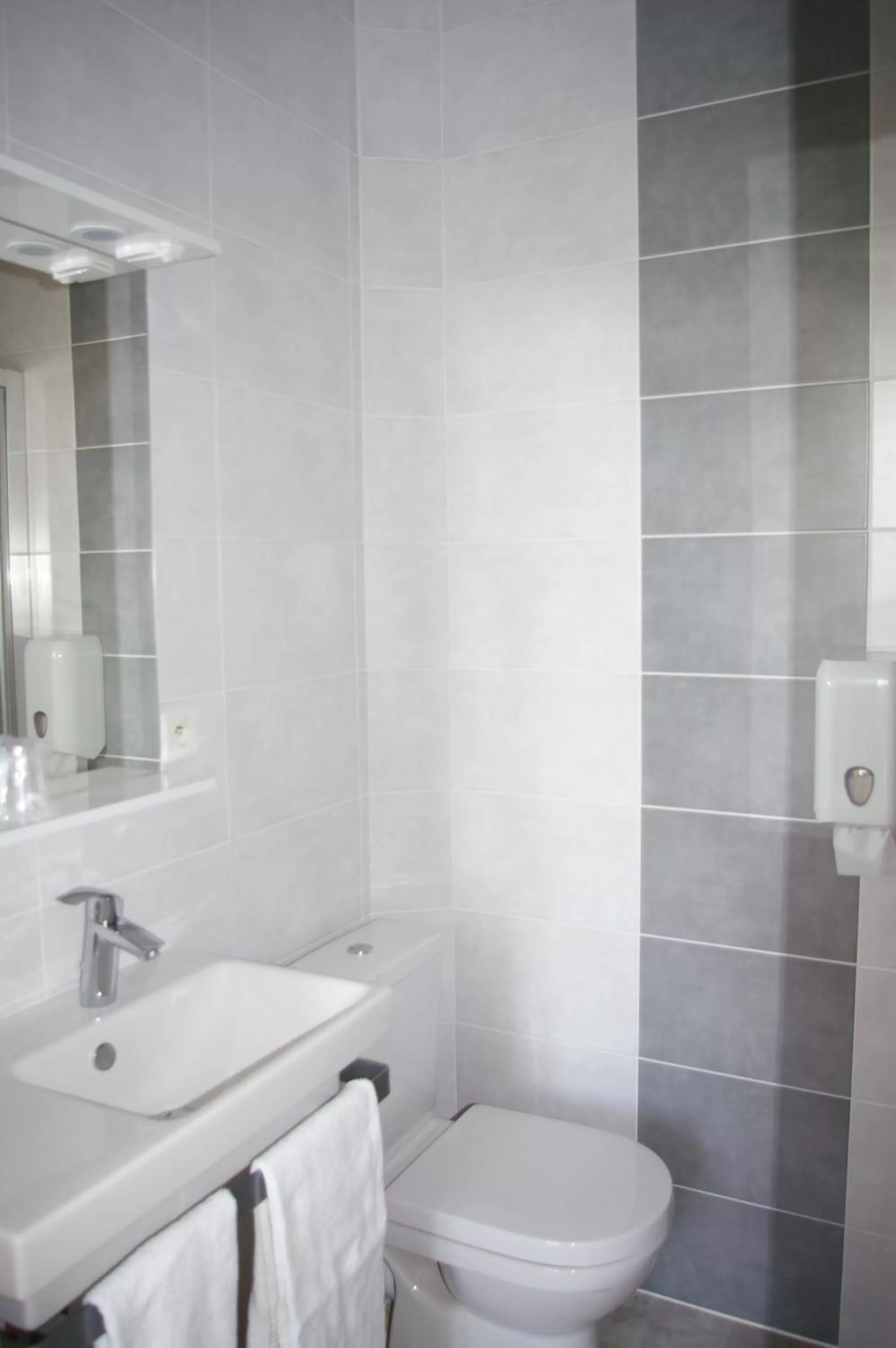 Hôtel de Bretagne - anciennement Queen Serenity Hotel