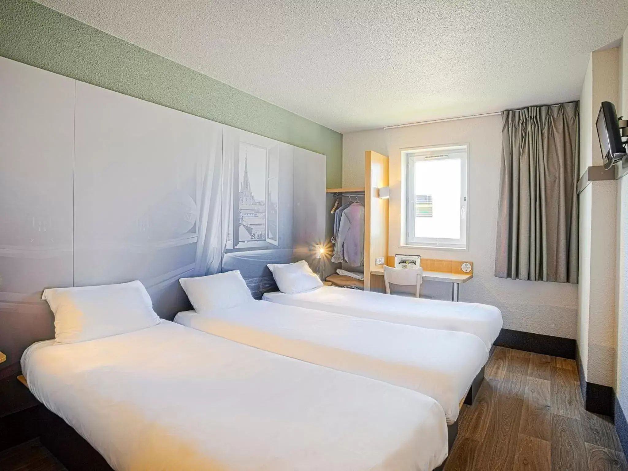 Photo of the whole room, Bed in B&B HOTEL Orleans Saint-Jean de Braye