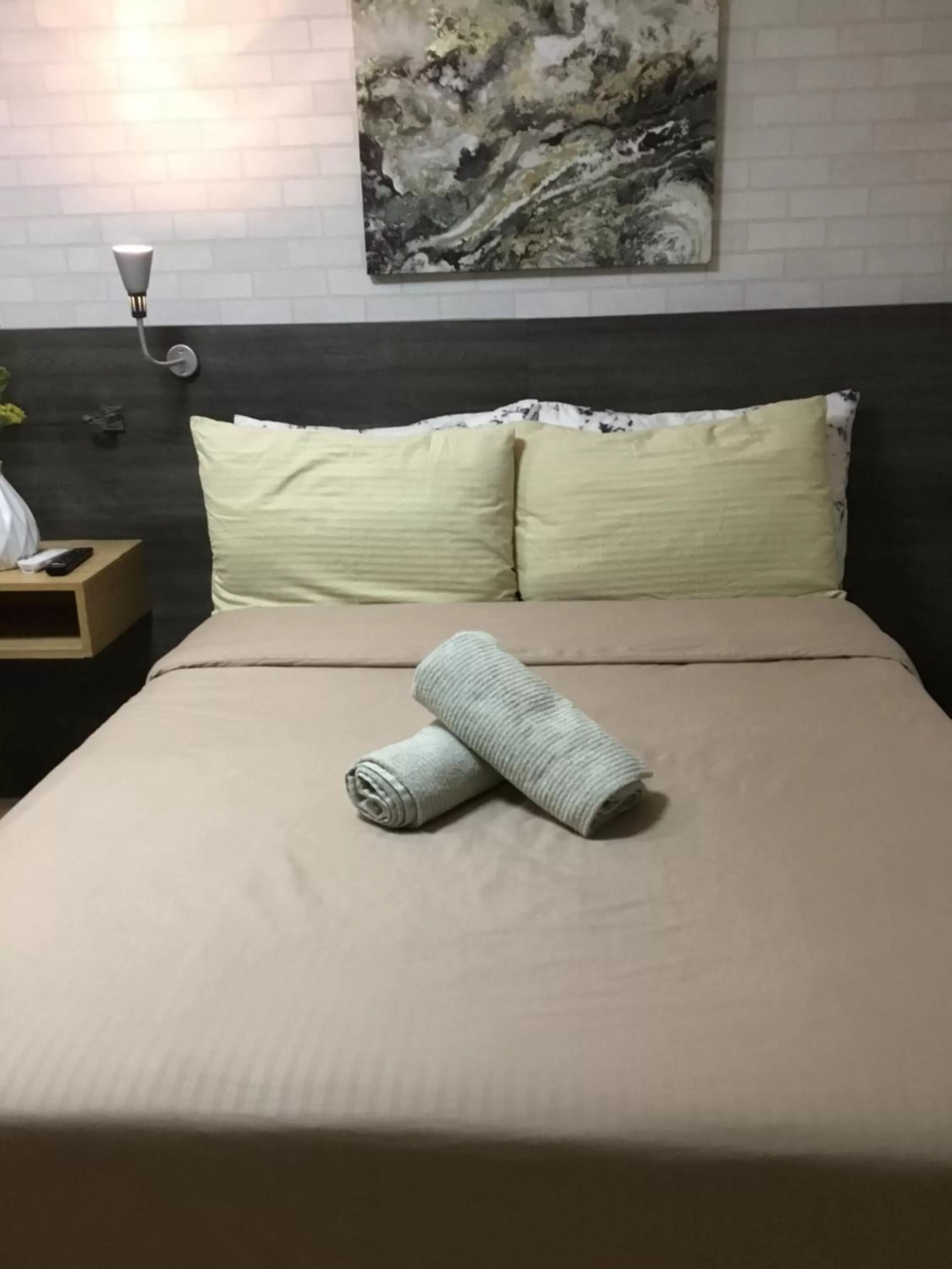 Bed in Condo with Free Swimming Pool & Viewing Deck