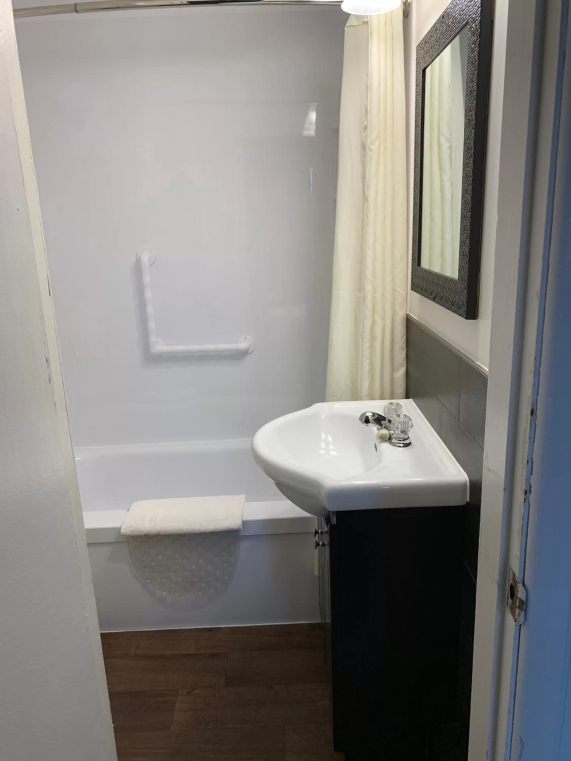 Bathroom in The Lionstone Inn Motel and Cottages