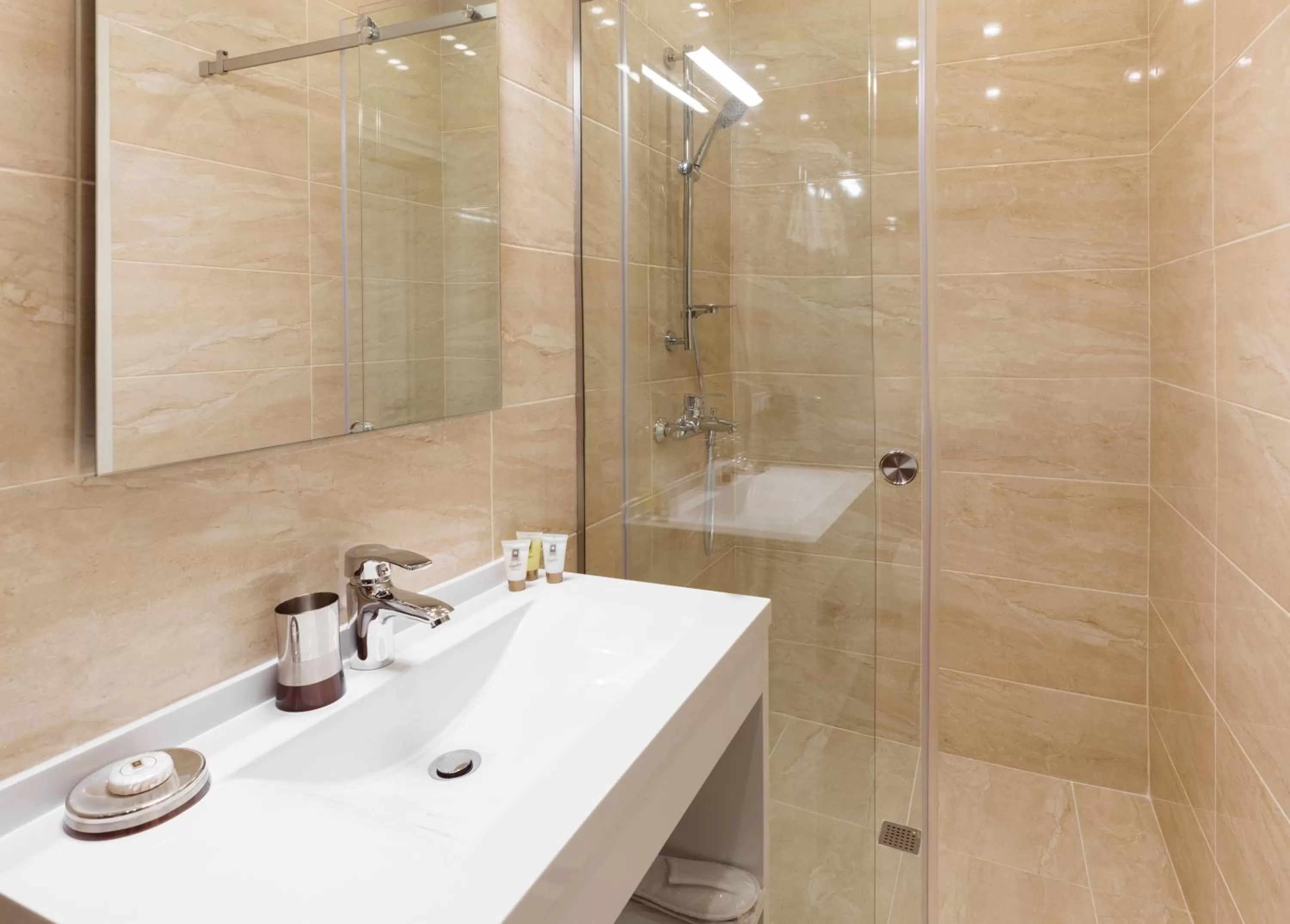 Shower in Familion ApartHotel