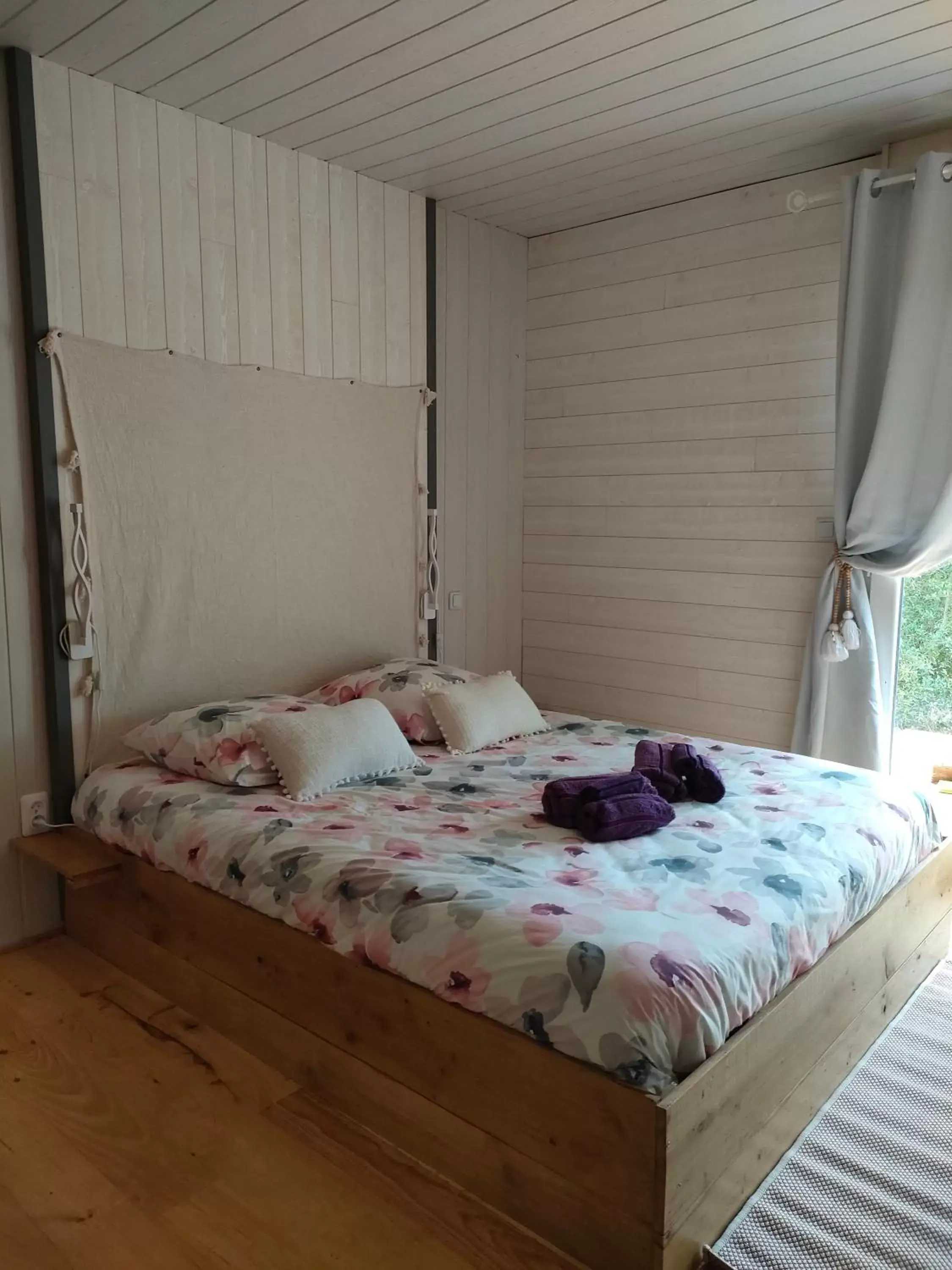 Photo of the whole room, Bed in OFILDLEAU