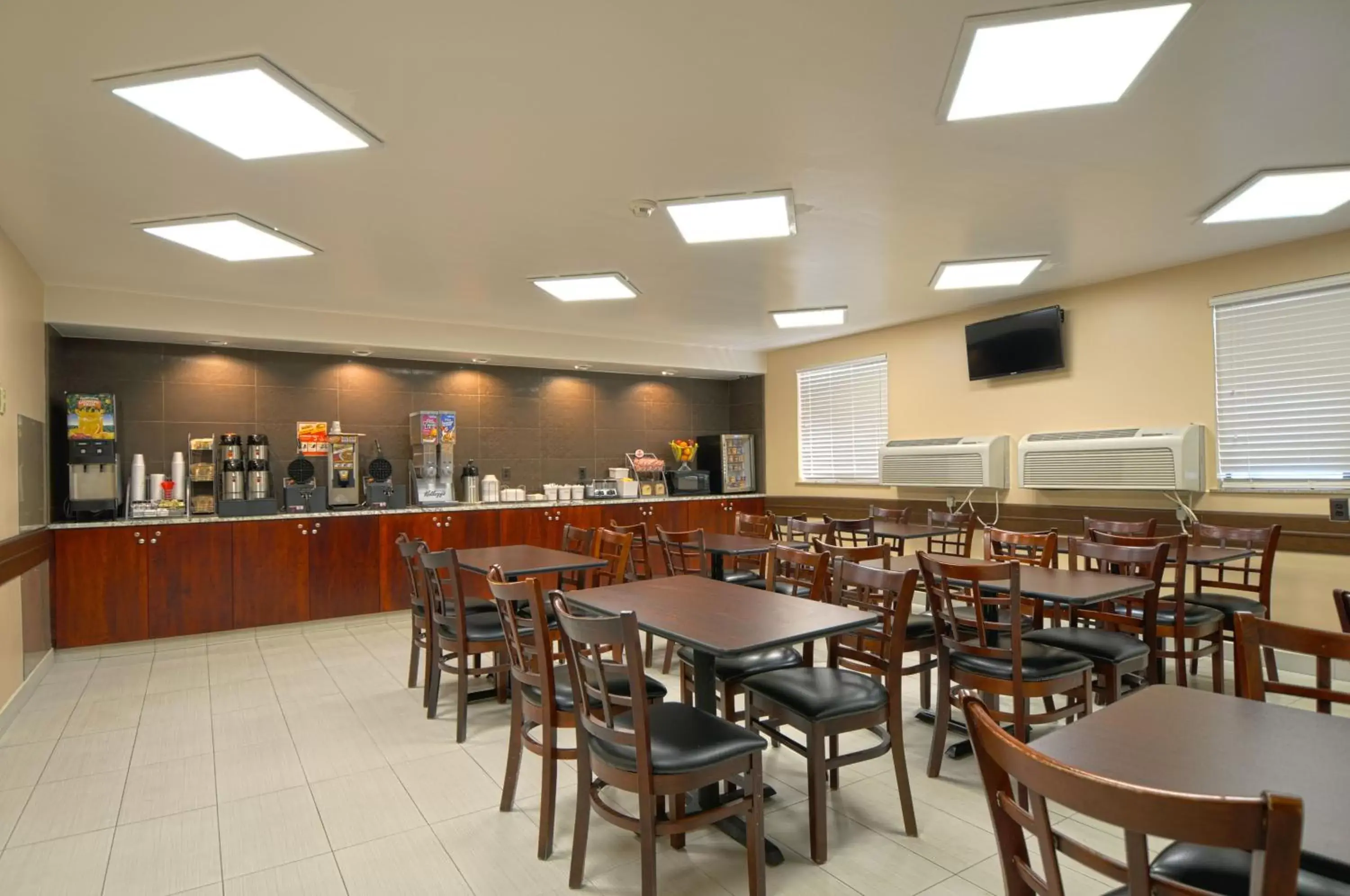 Coffee/tea facilities, Restaurant/Places to Eat in Quality Inn Wenatchee near Leavenworth