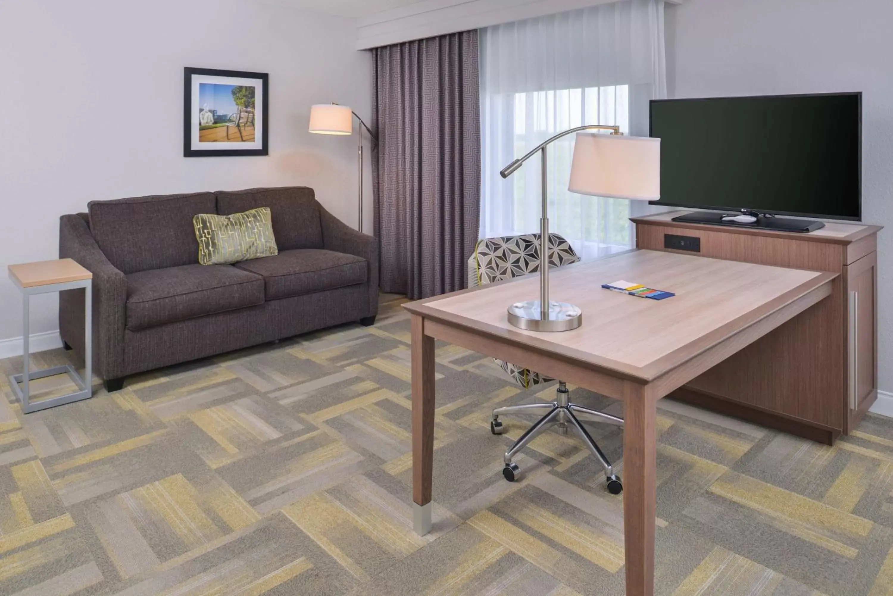 Bed, Seating Area in Hampton Inn and Suites Altoona-Des Moines by Hilton