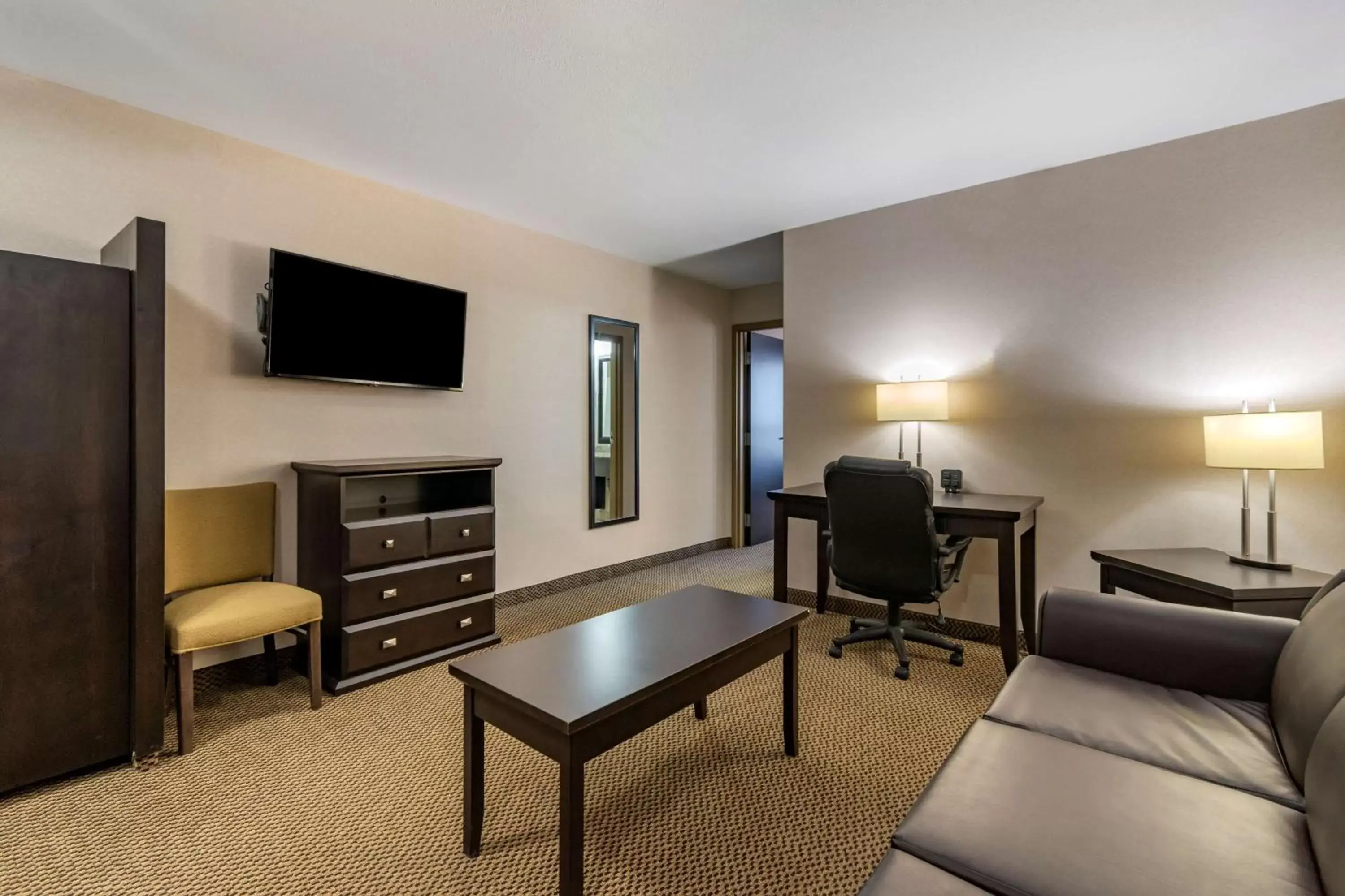 Bedroom, TV/Entertainment Center in Best Western Bonnyville Inn & Suites