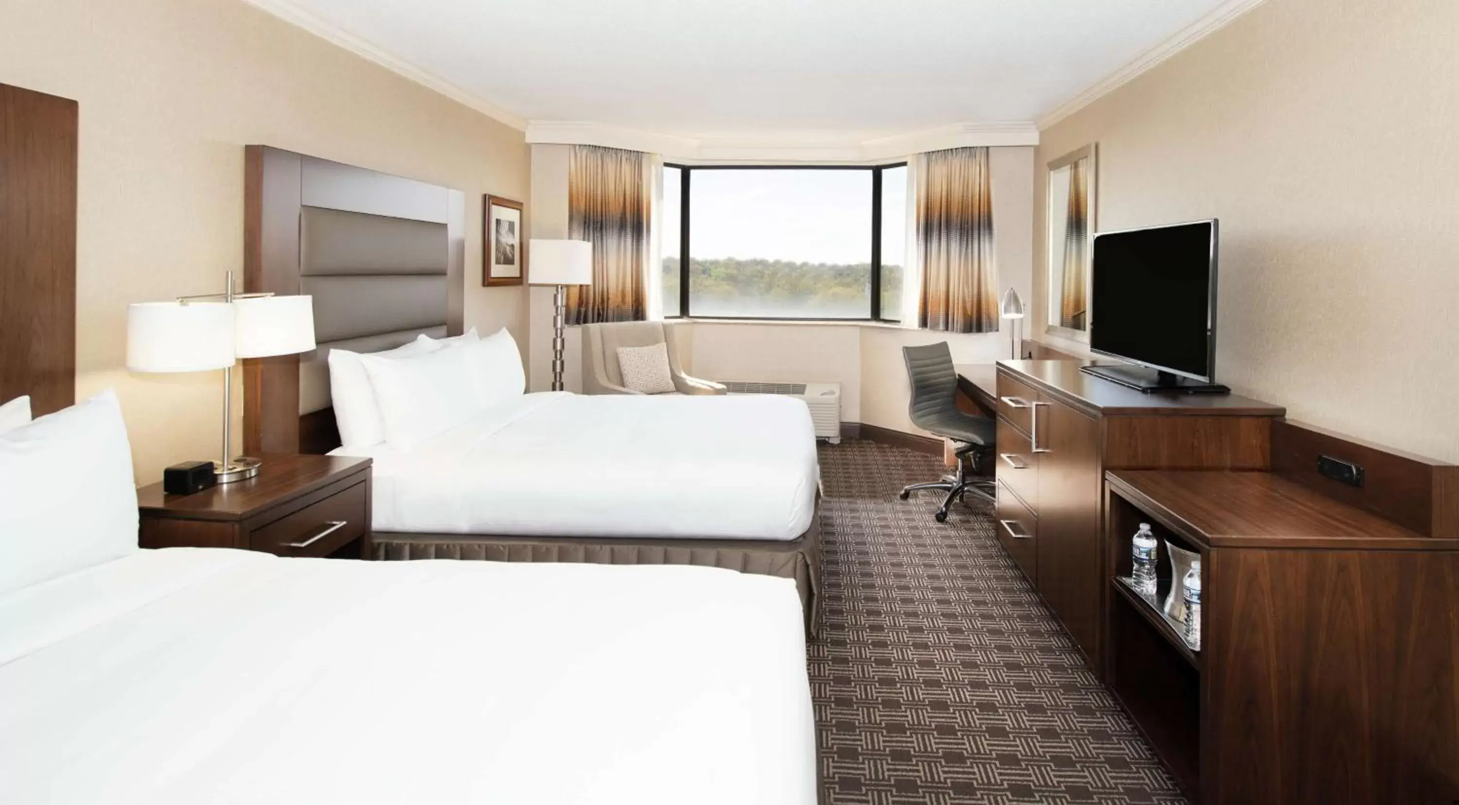 Bedroom, TV/Entertainment Center in Hilton Arlington National Landing