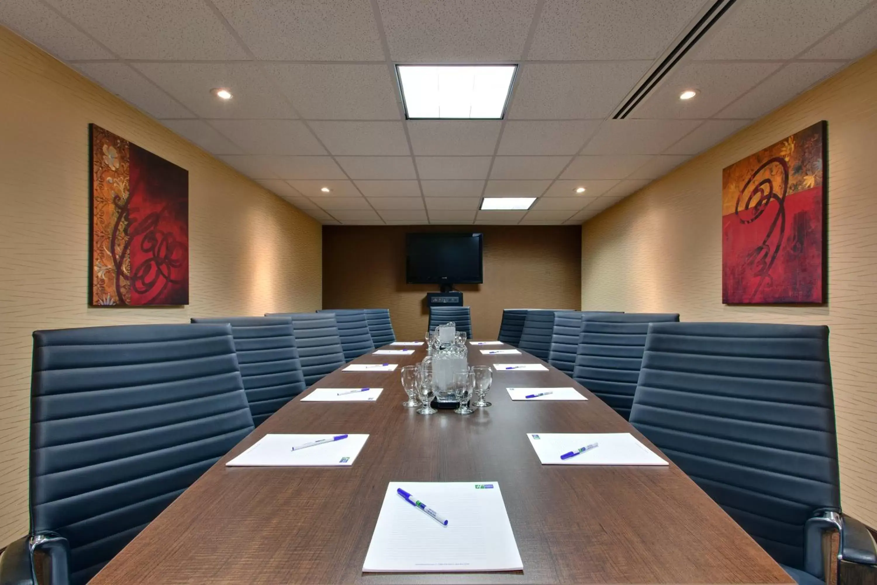 Meeting/conference room in Holiday Inn Express Hotel & Suites Chatham South, an IHG Hotel
