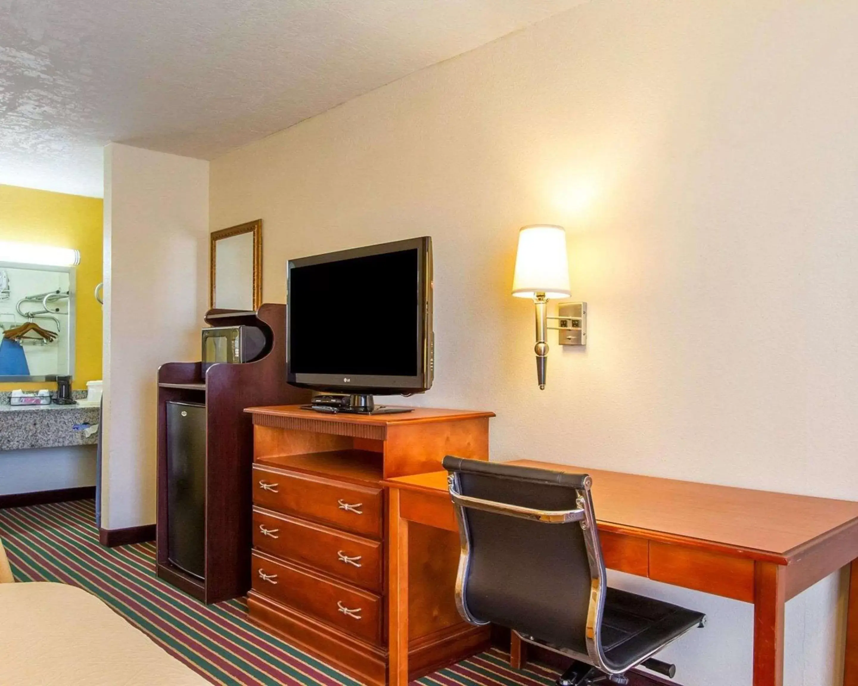 Photo of the whole room, TV/Entertainment Center in Quality Inn Dyersburg I-155