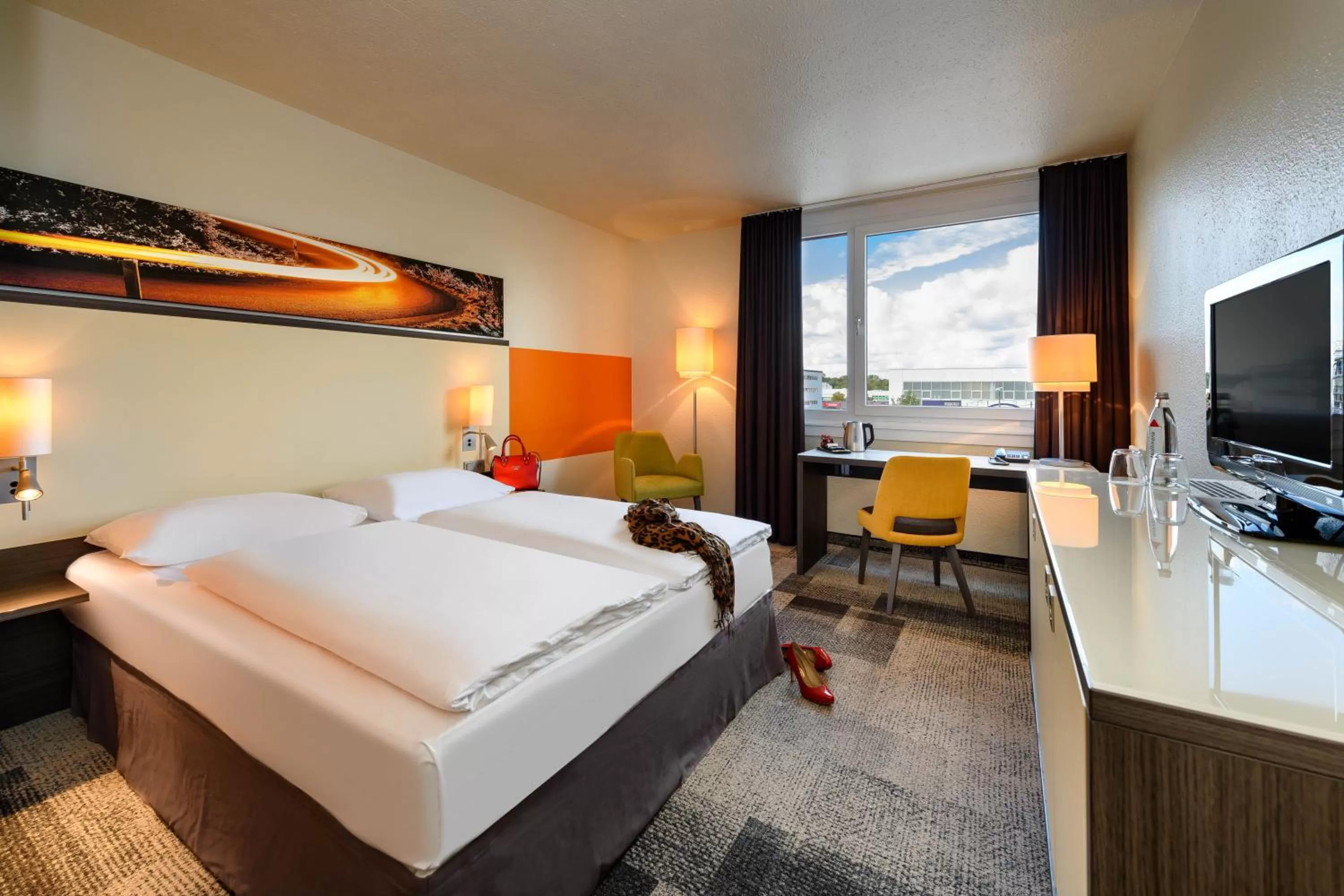 Photo of the whole room, Bed in Mercure Hotel Köln West